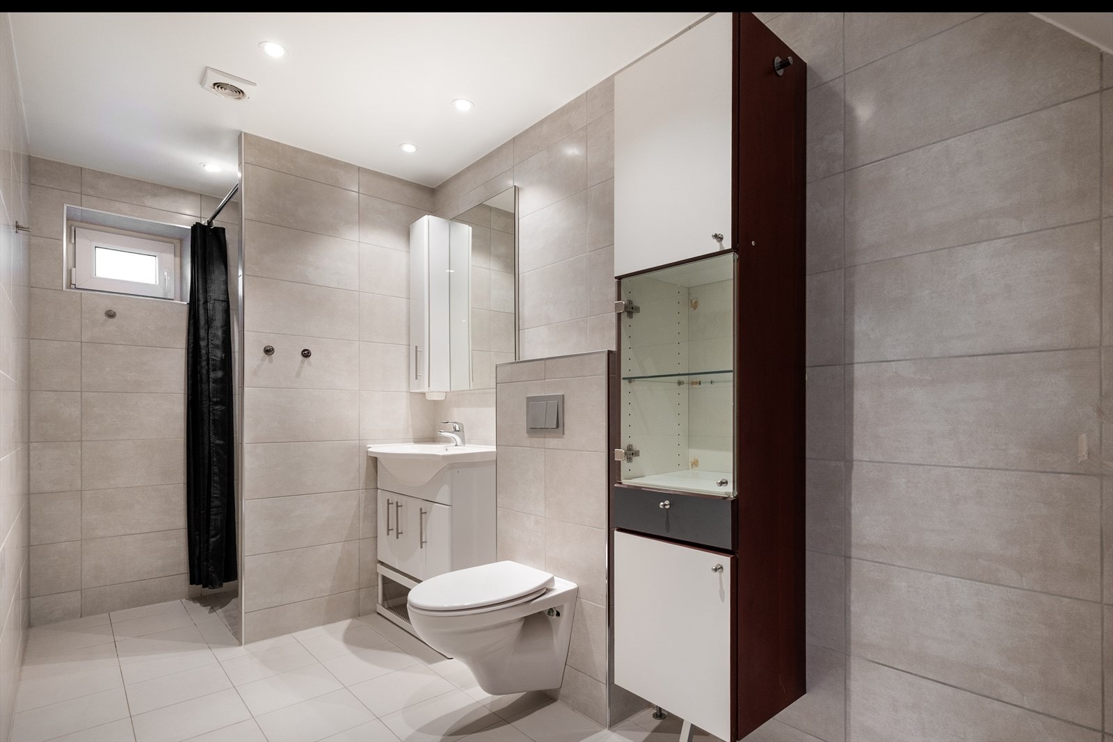 Pent flislagt bad Galleribilde