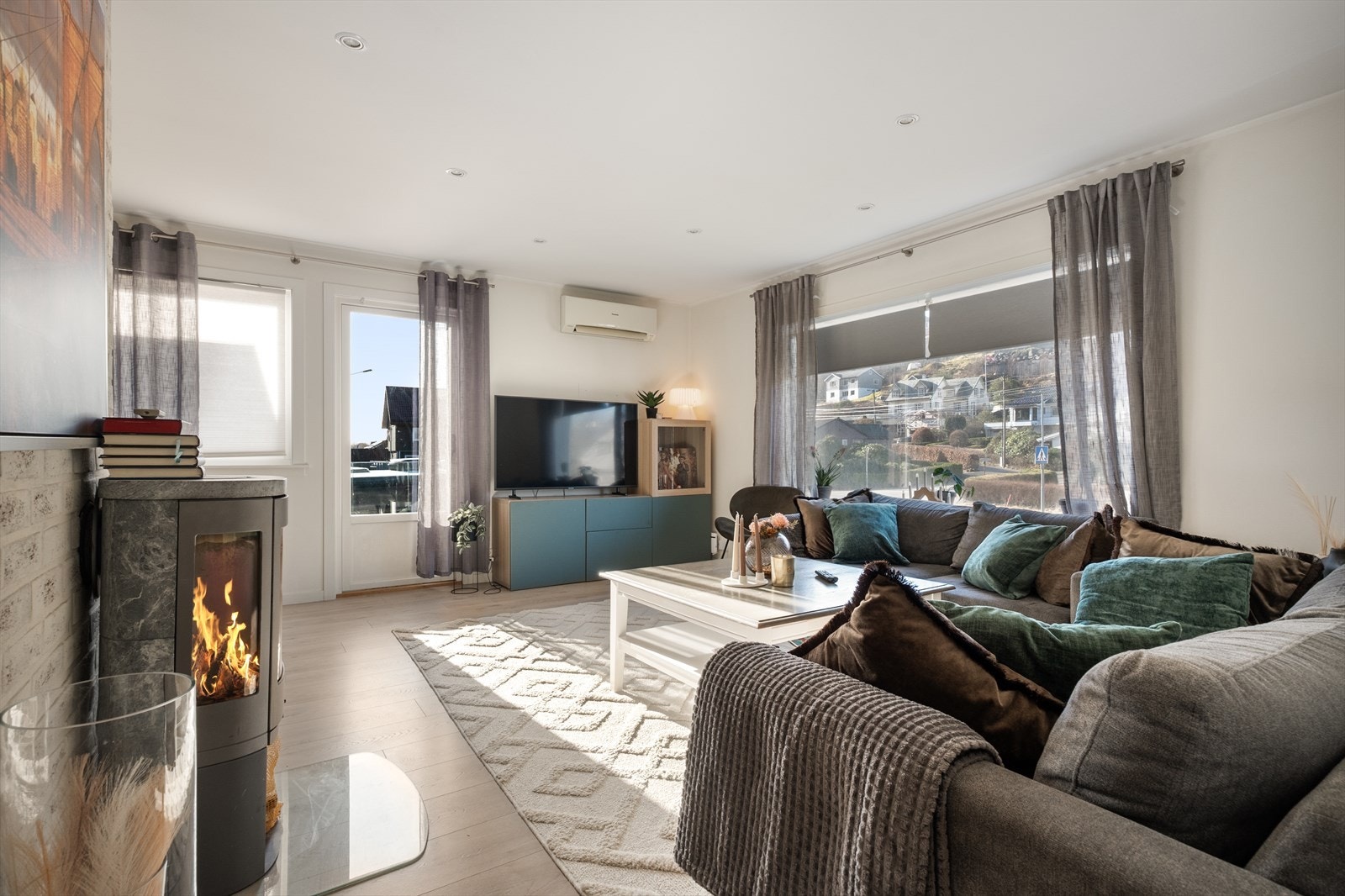 Ca. 34 kvm. stue med dels åpen kjøkkenløsning, vedovn og utgang til 38 kvm. solrik terrasse Galleribilde