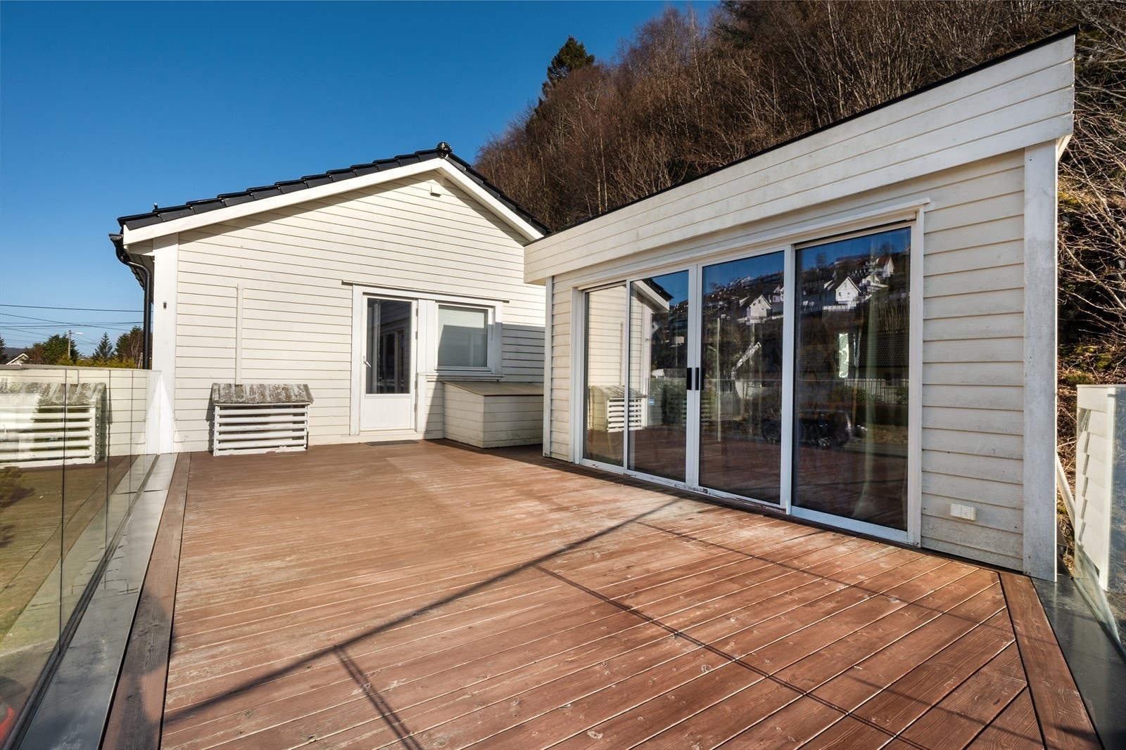 Boligen har en sentral og solrik beliggenhet i Kjøkkelvik med kort gangavstand til buss, butikk, fotballbane og turstier til Lyderhorn Galleribilde