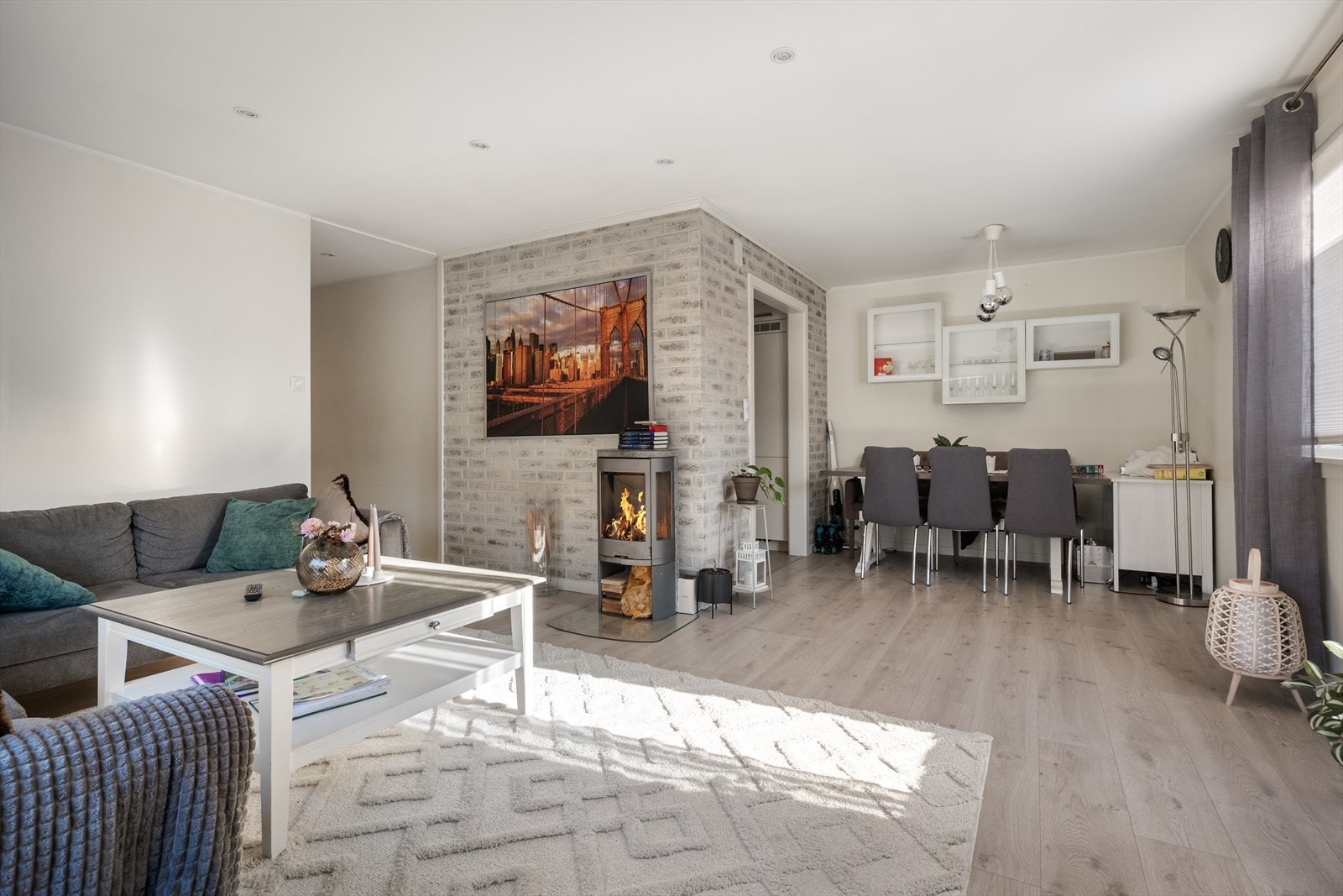 Stor stue med god sitte- og spiseplass Galleribilde