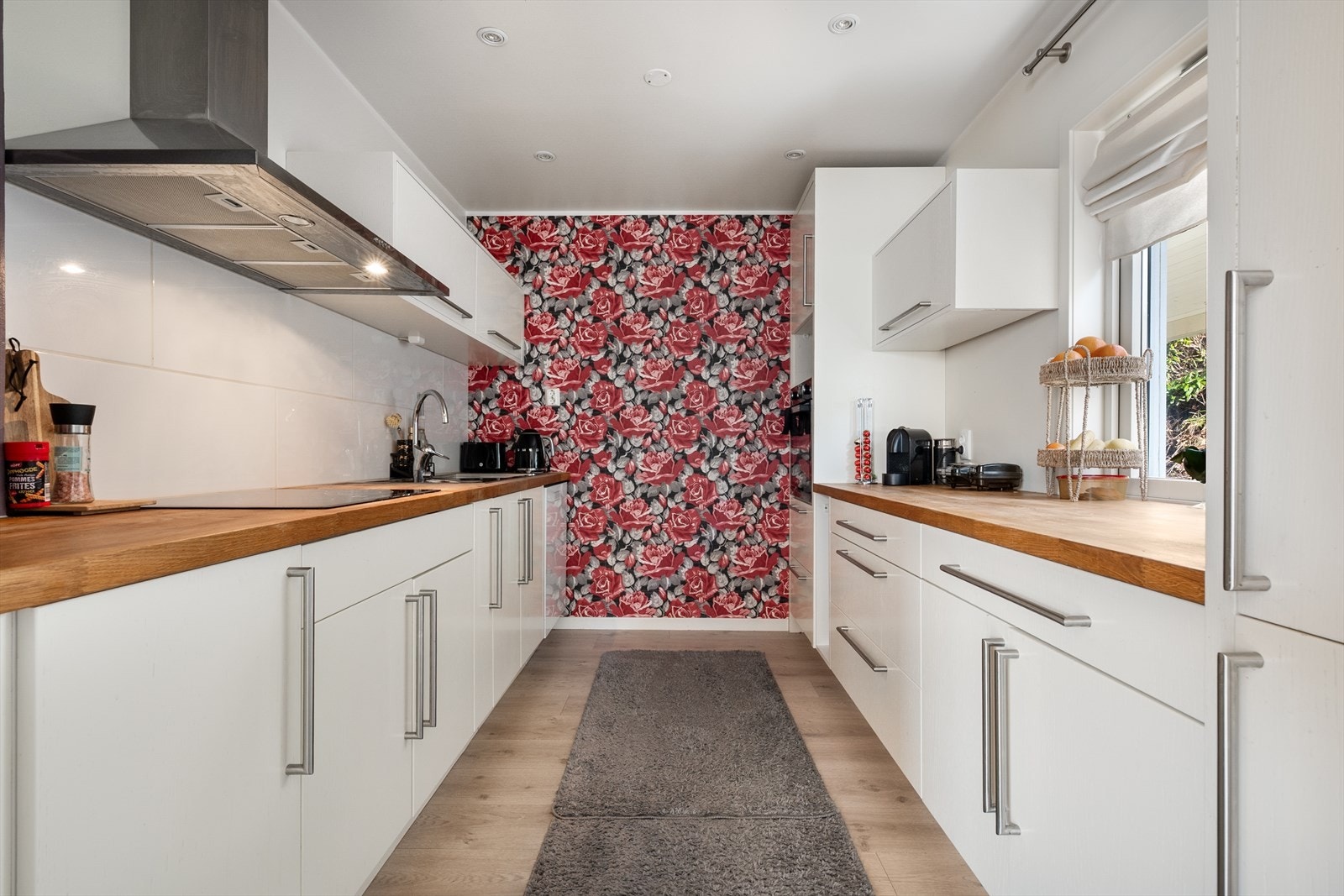 Flott kjøkken med lyse fronter og integrerte hvitevarer Galleribilde