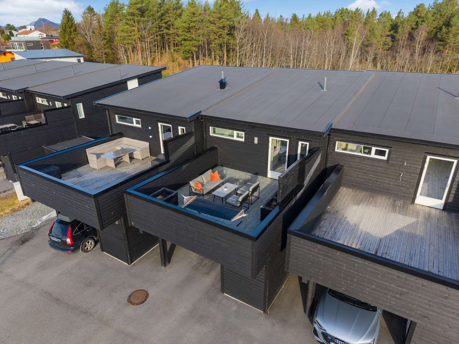 Boligen har to balkonger, en på hver side av boligen. Galleribilde