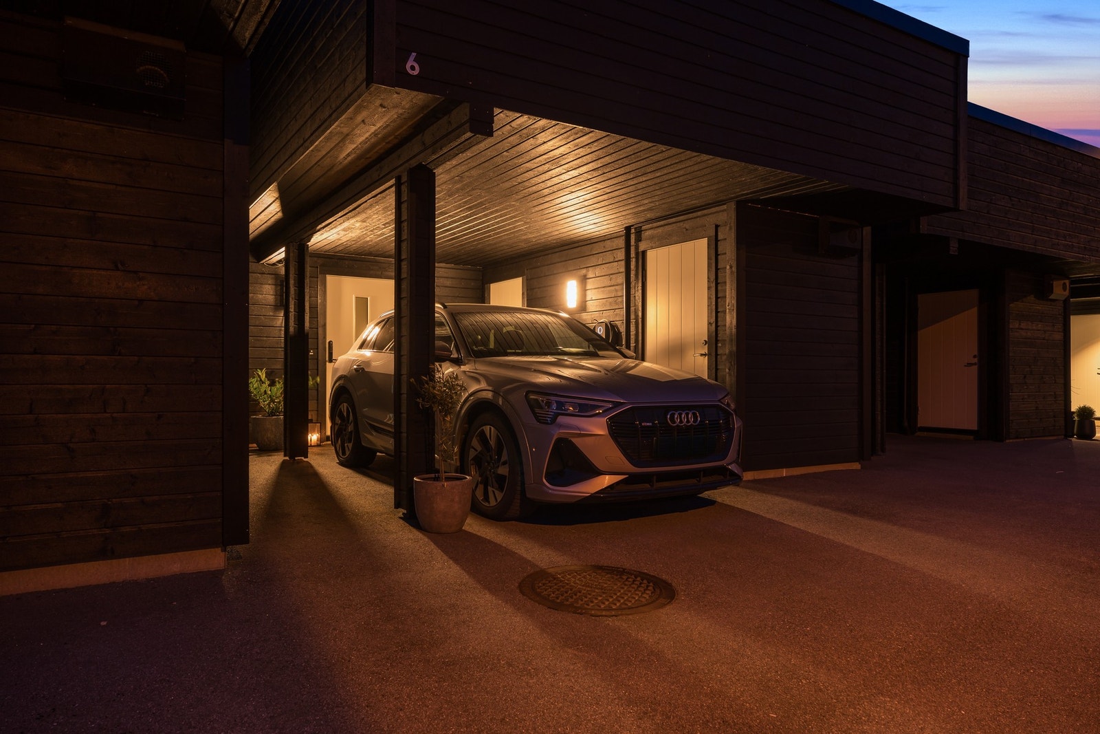 Parkering i carport med el-bil lader. Galleribilde