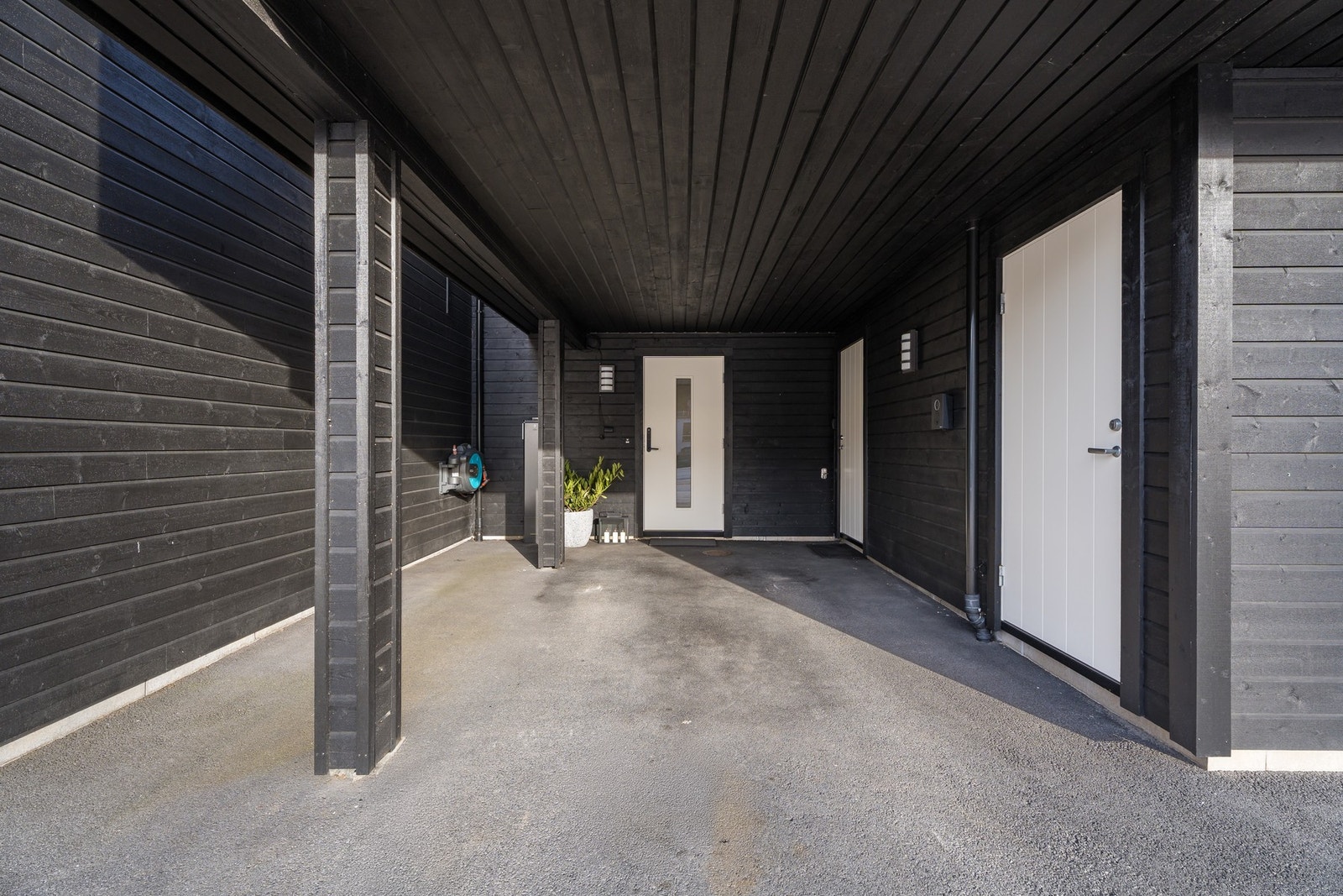 Overbygd inngangsparti. Galleribilde