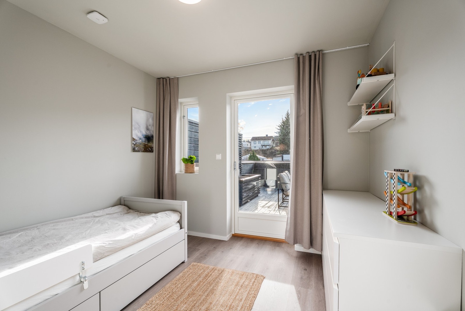 Soverom 3, med utgang til en romslig balkong. Galleribilde