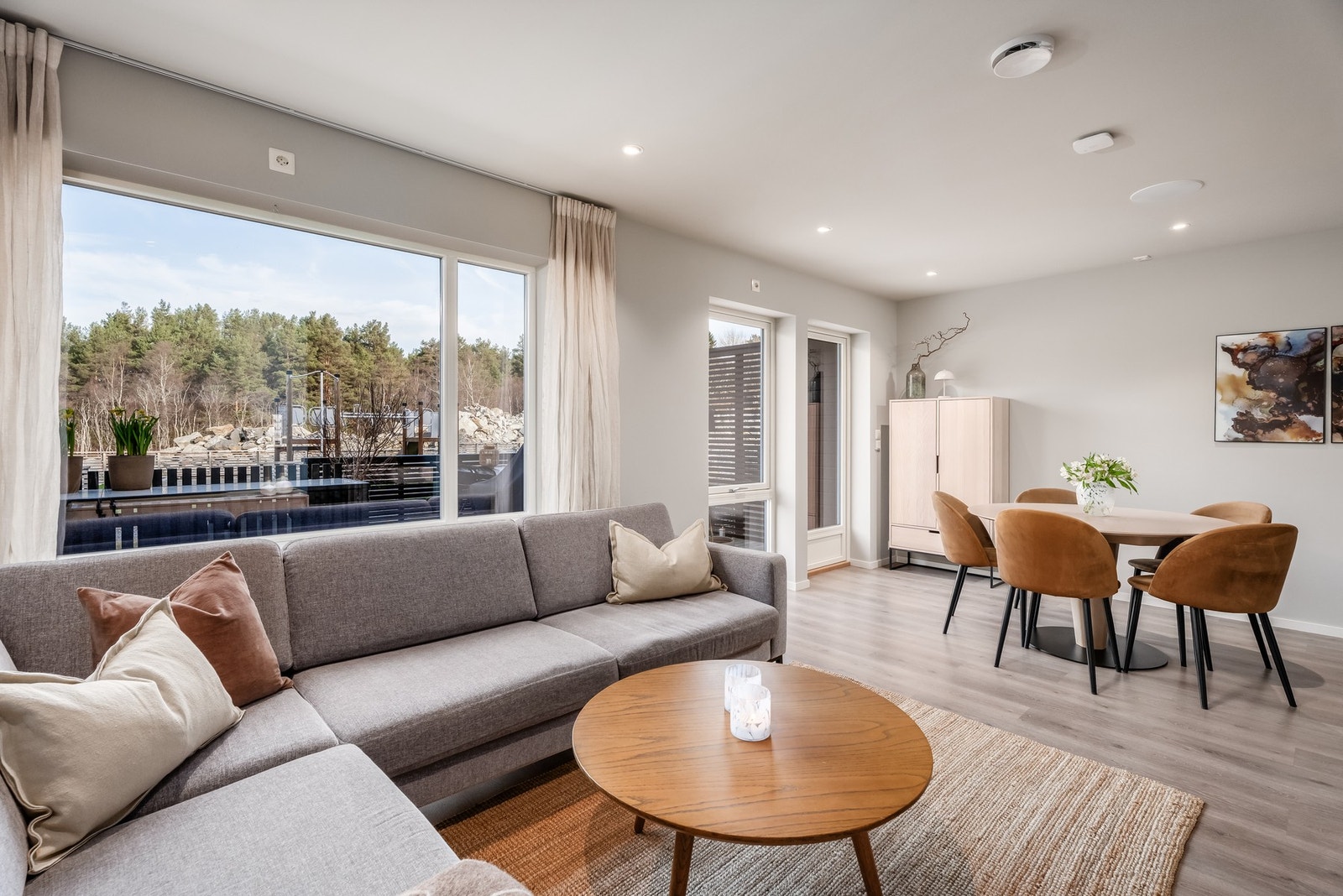 Store vindusflater sørger for rikelig med naturlig lys, men også en lun og trivelig atmosfære i allrommet. Galleribilde