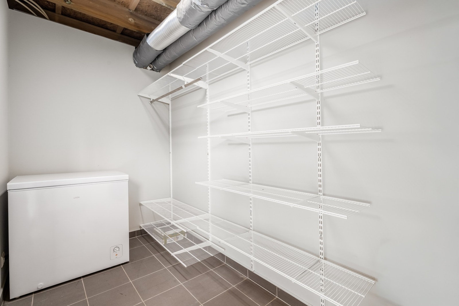 Romslig bod med mye lagringsplass, perfekt for ekstra fryser og mer. Galleribilde