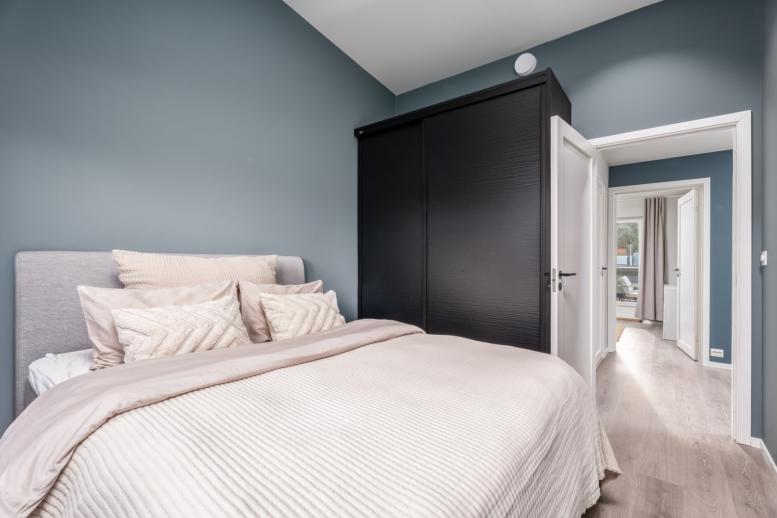 Soverom med skyvedørsgarderobe. Galleribilde