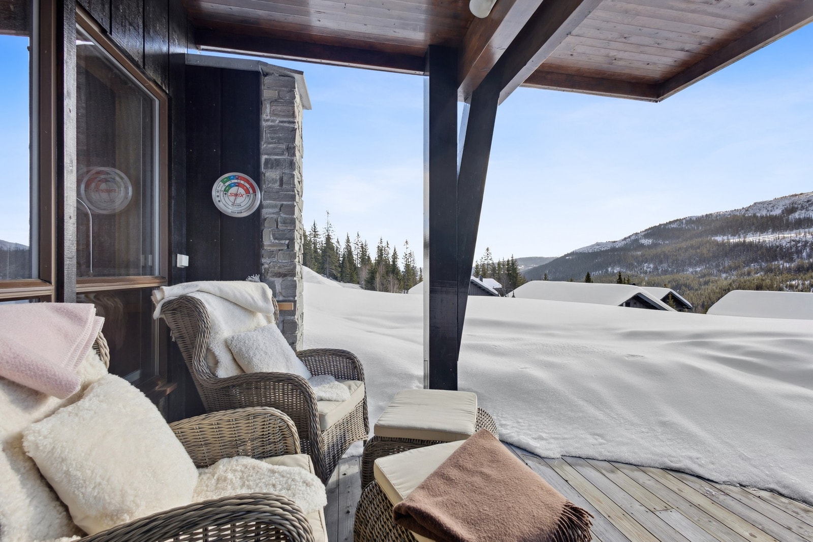 Terrassen ligger på terrengnivå med et flott gressområde utenfor - perfekt for lek, avslapning og utendørs opphold. Galleribilde