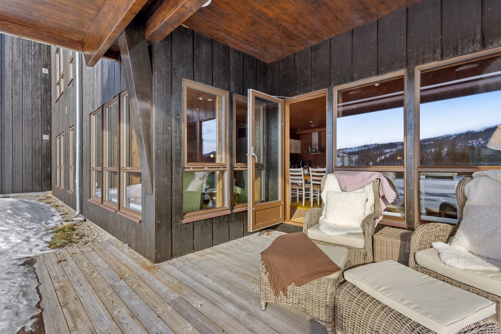Leiligheten har en sydvendt markterrasse med gode solforhold og et utsyn som skiller seg positivt ut fra mange tilsvarende enheter. Galleribilde