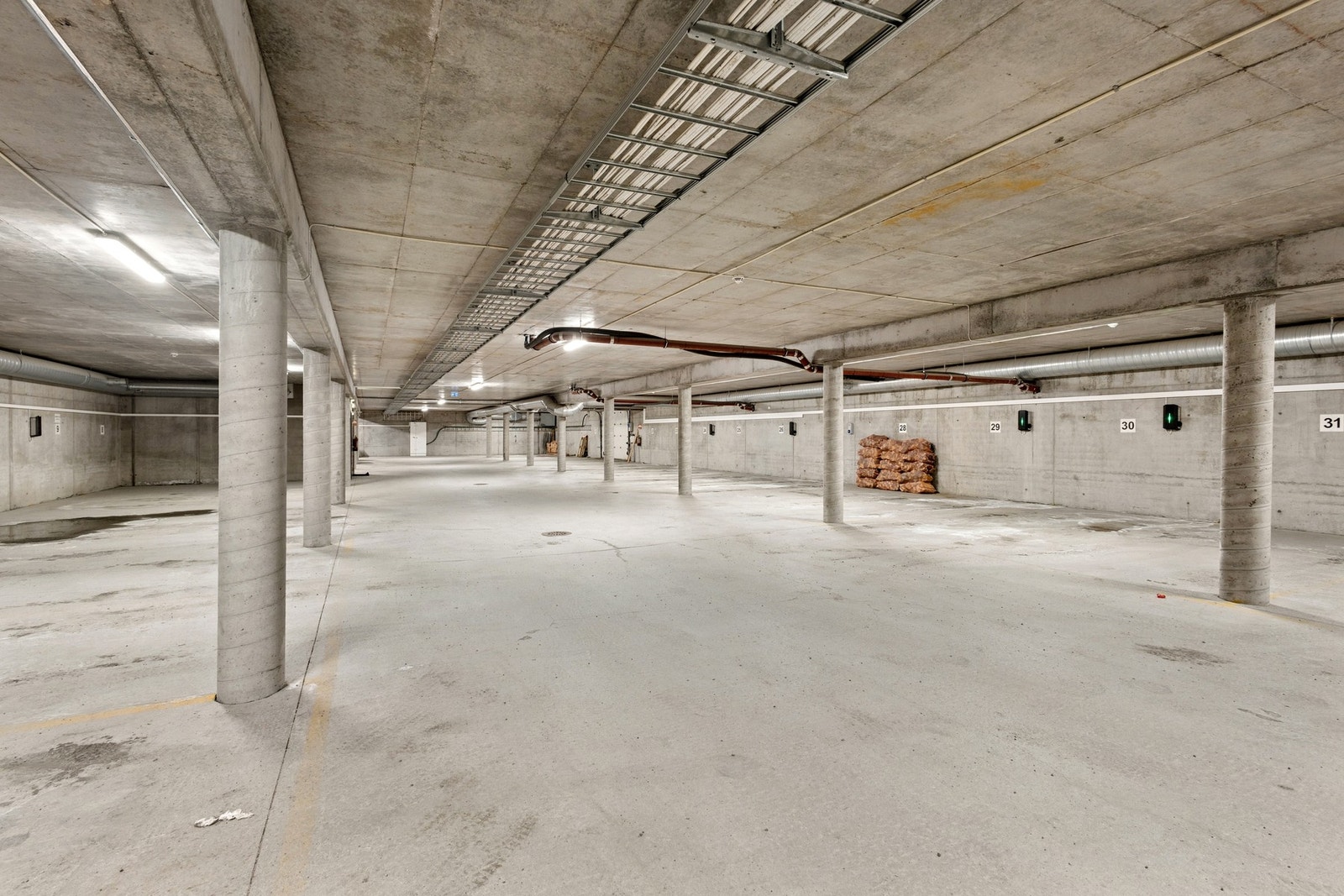 To garasjeplasser medfølger, nr. 28 og 29 uten midtstolpe mellom plassene. Plass 29 har elbillader. Enkel adkomst til leiligheten. Galleribilde