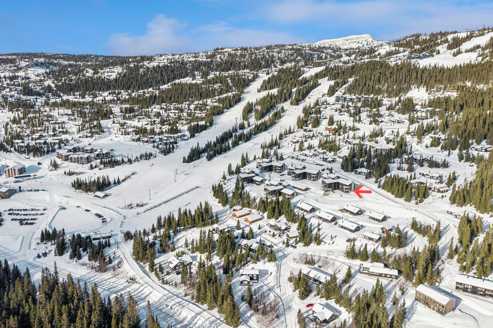 Leiligheten har ski-inn/ut, sørvendt markterrasse med fantastisk utsyn og sol fra morgen til kveld. Galleribilde