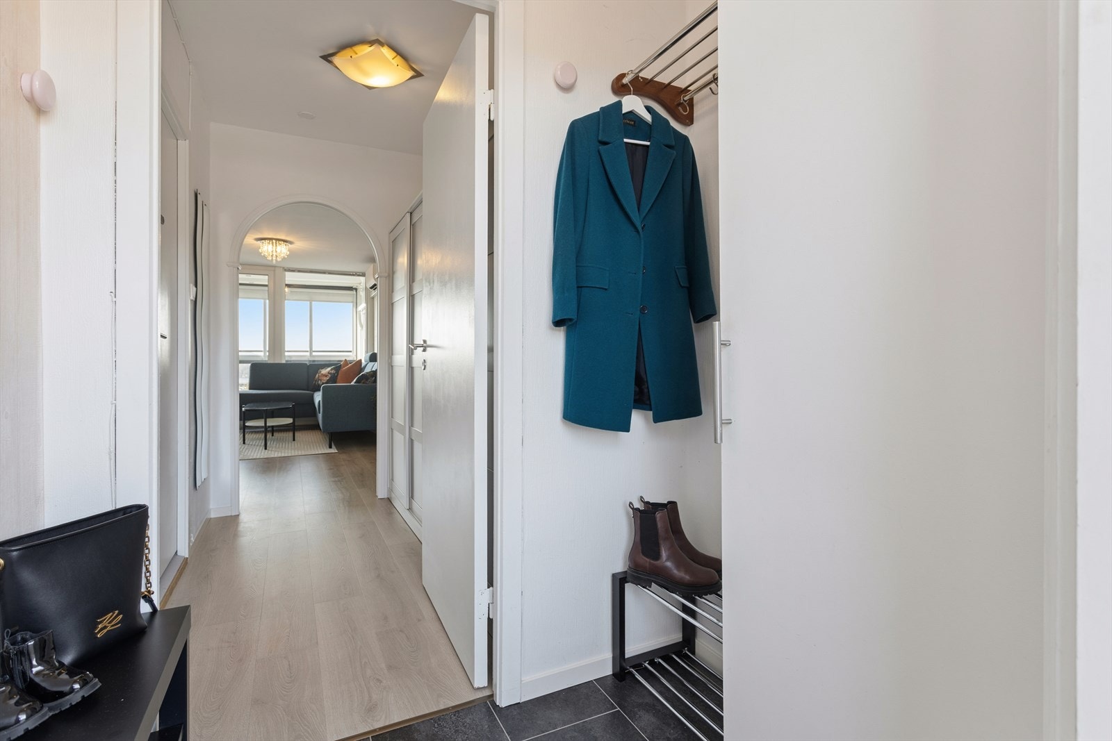 Lys og praktisk entré med tilhørende gang. Galleribilde