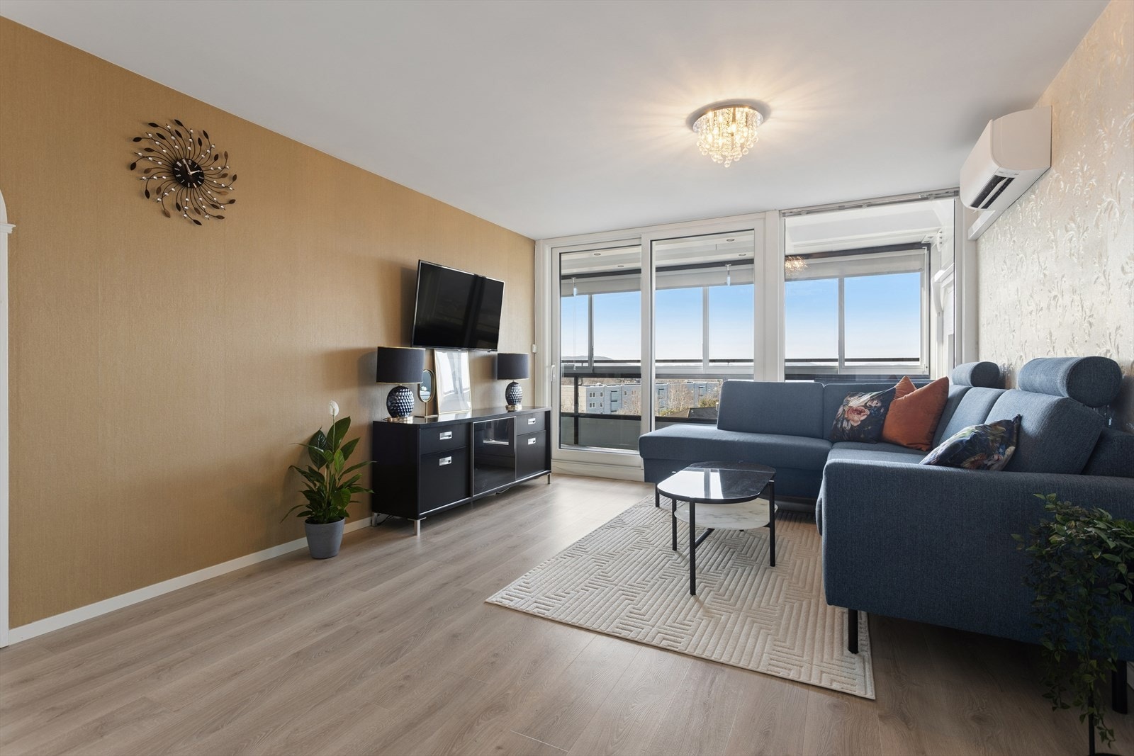 Vi beveger oss inn i boligens stue. Legg merke til de store vindusoverflatene Galleribilde