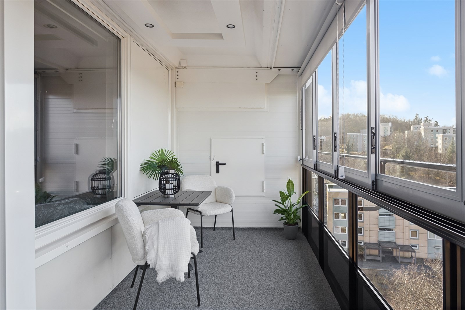 Leiligheten har en egen Nordvestvendt innglasset balkong på ca. 12,3 m². Galleribilde