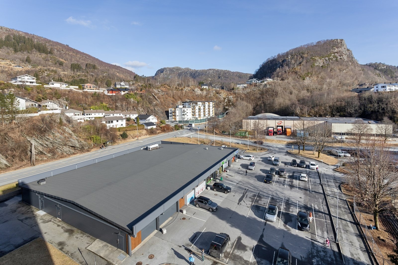 Kun et steinkast unna har man tilgang på dagligvarebutikk og Apotek. Galleribilde