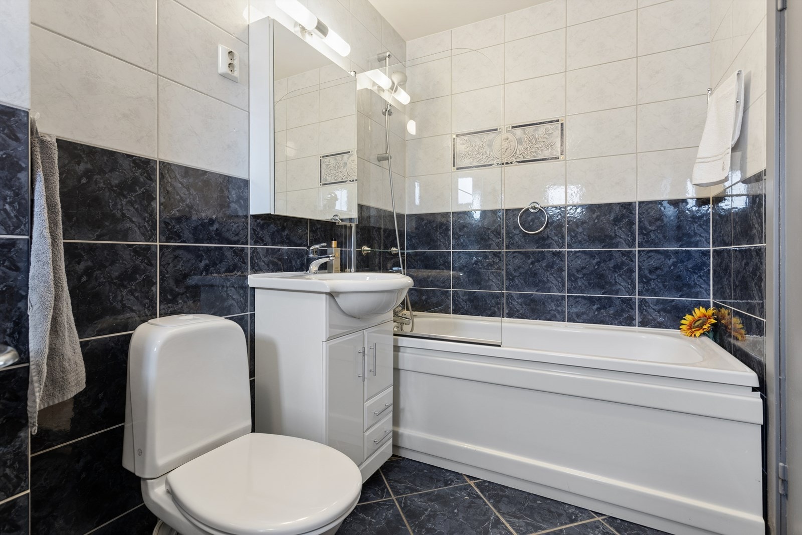 Servant med underskap og dusjløsning i boblebadekar Galleribilde