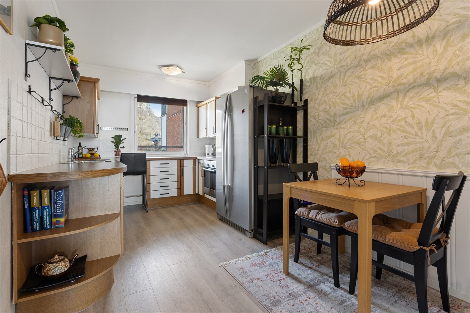 Boligens kjøkken er lyst og romslig og har en praktisk innredning med glatte fronter Galleribilde