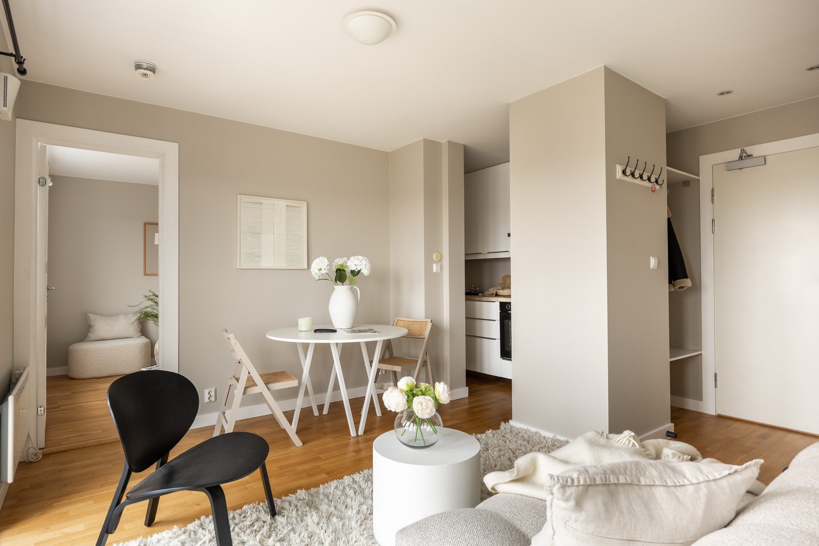 Sosialt og luftig kjøkken med praktiske løsninger samt godt med både skap- og benkeplass. Galleribilde