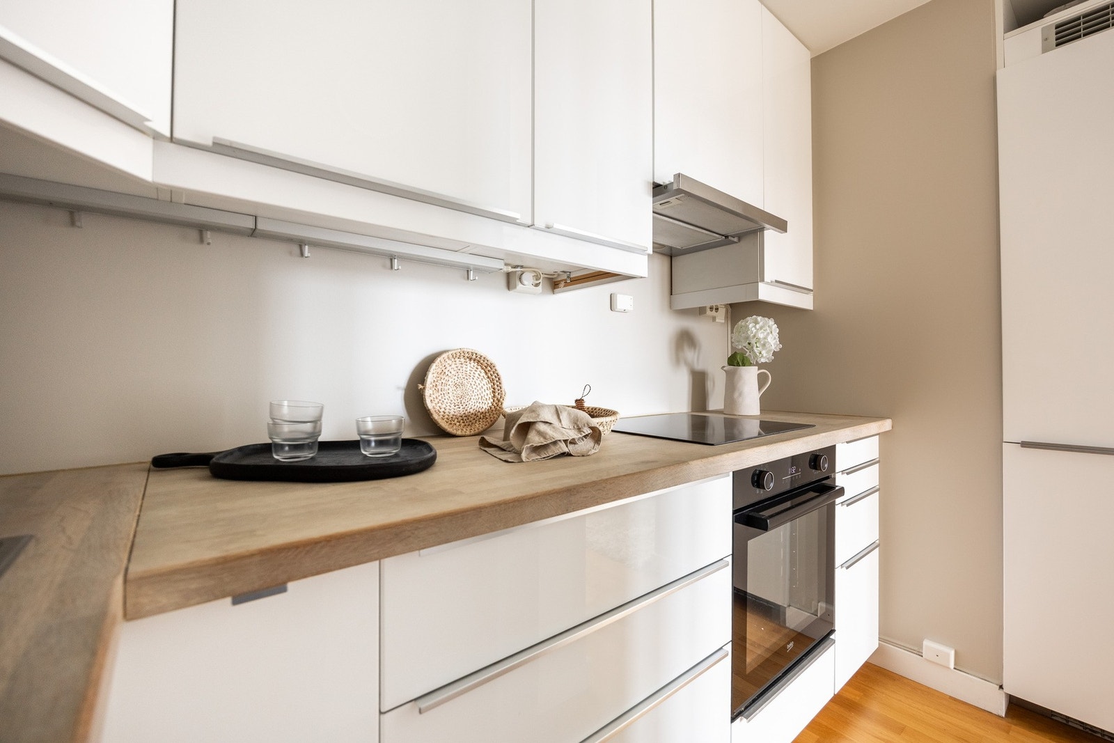 Kjøkkenet er utstyrt med kjøl/frys, oppvaskmaskin og komfyr med koketopp. Galleribilde