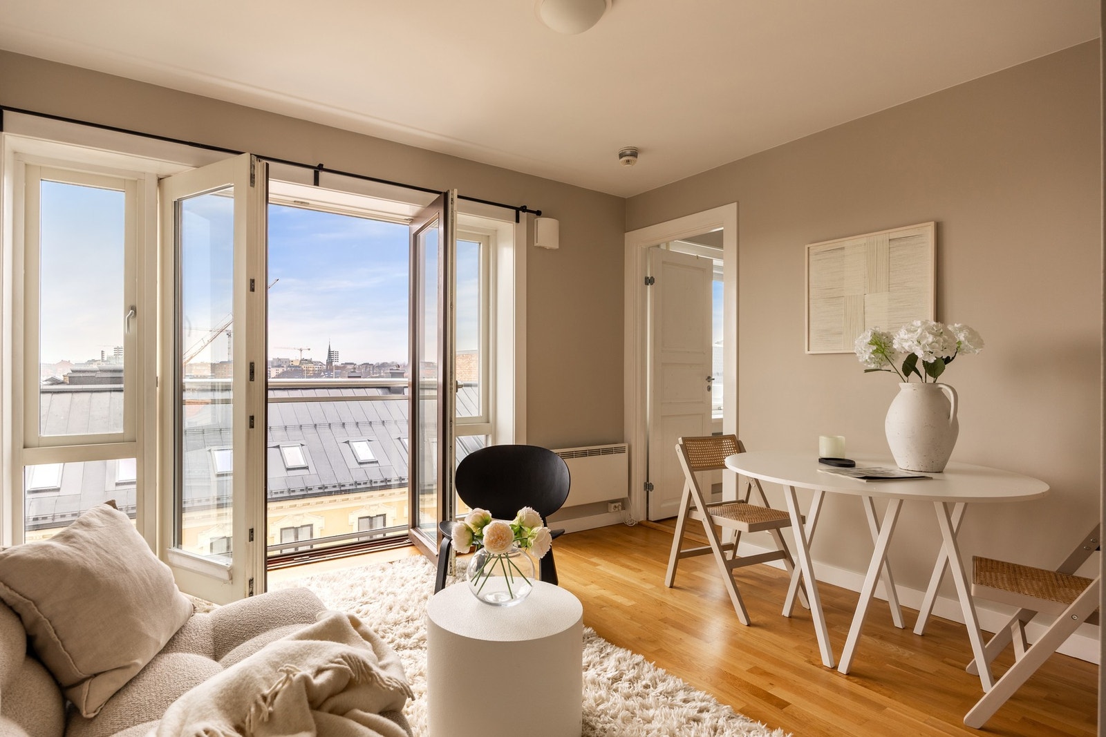 Store balkongdører som skaper en forlengelse av stuen. Galleribilde