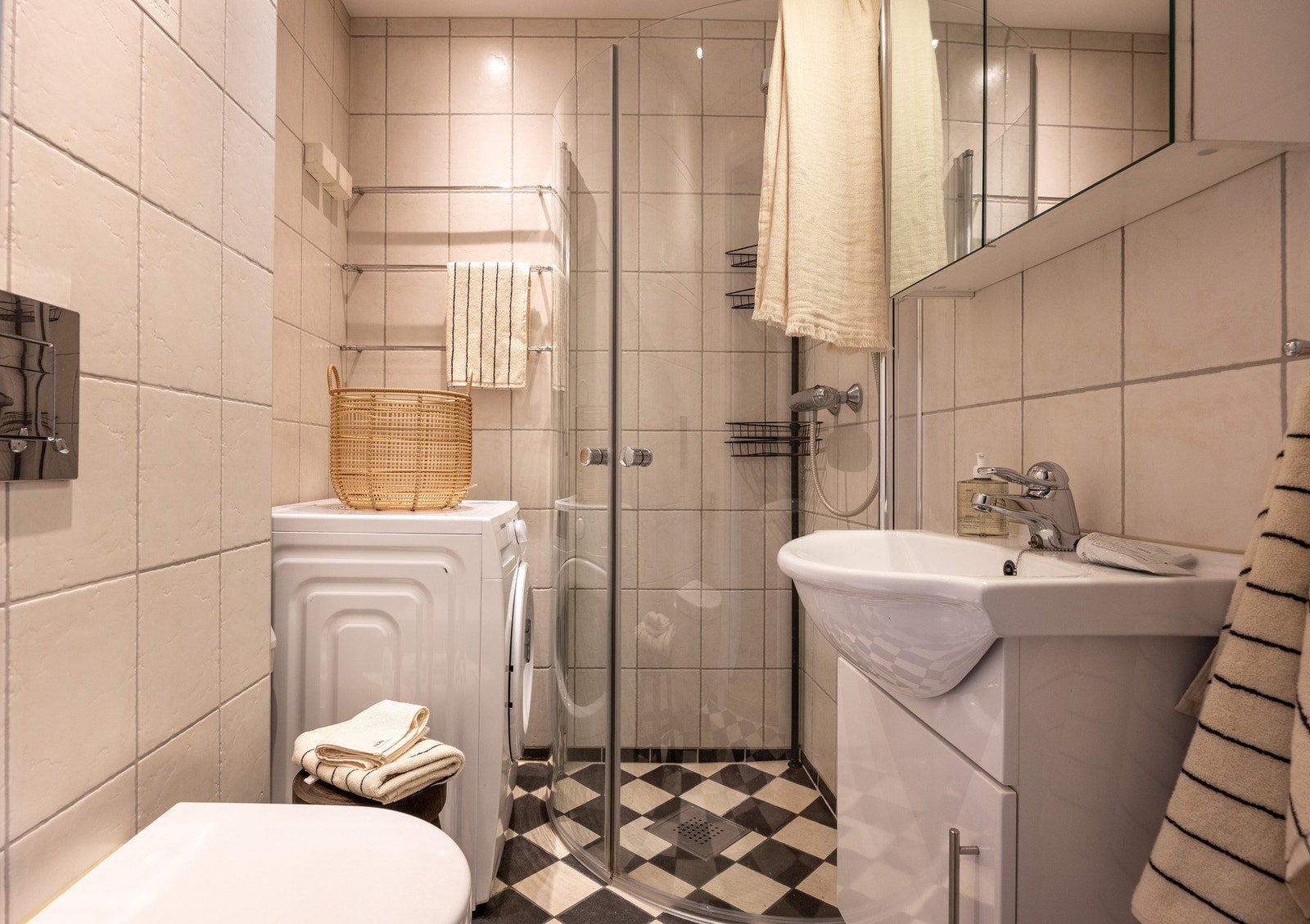 Praktisk og lunt baderom fra 2010/2012. Badet har opplegg for vaskemaskin. Galleribilde