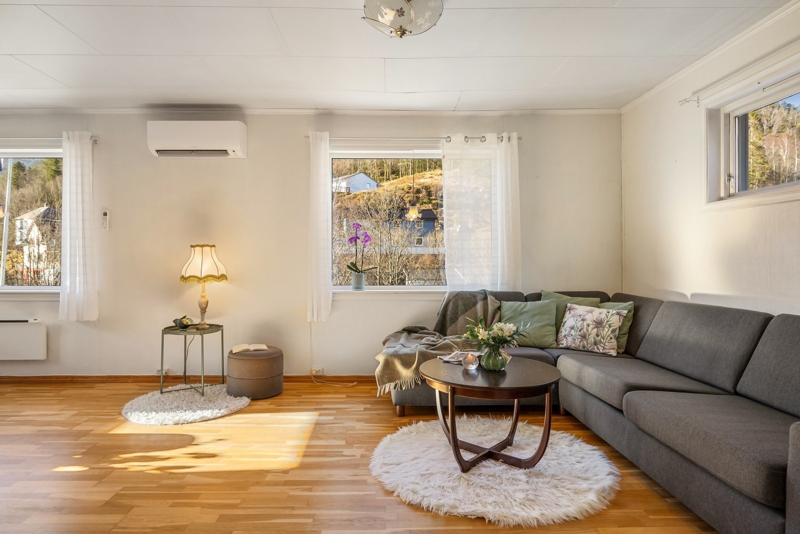 Planløsningen er god og gjør det enkelt å innrede med både sitte- og spisegruppe Galleribilde