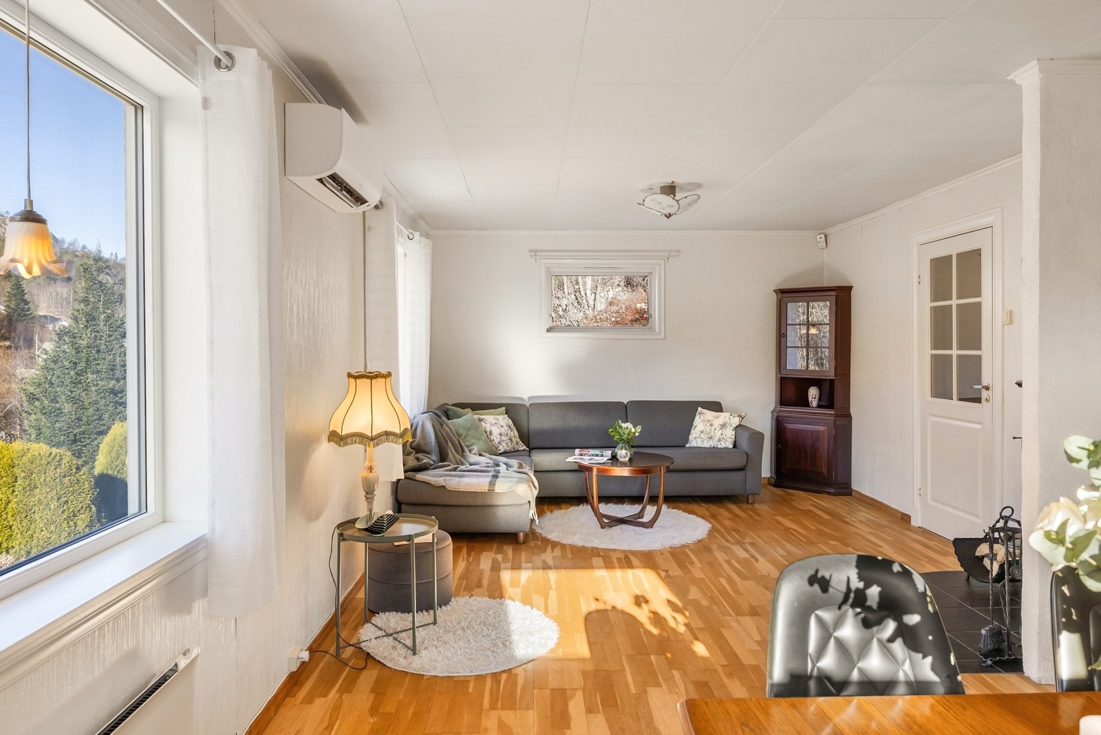 Fra alle rom i boligen kan du nyte utsikten på den flotte tomten Galleribilde