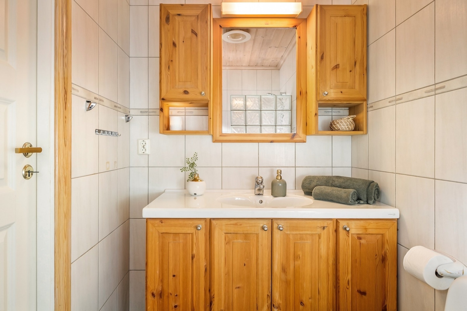 Badet er innredet med fliser, mot panel i himling Galleribilde