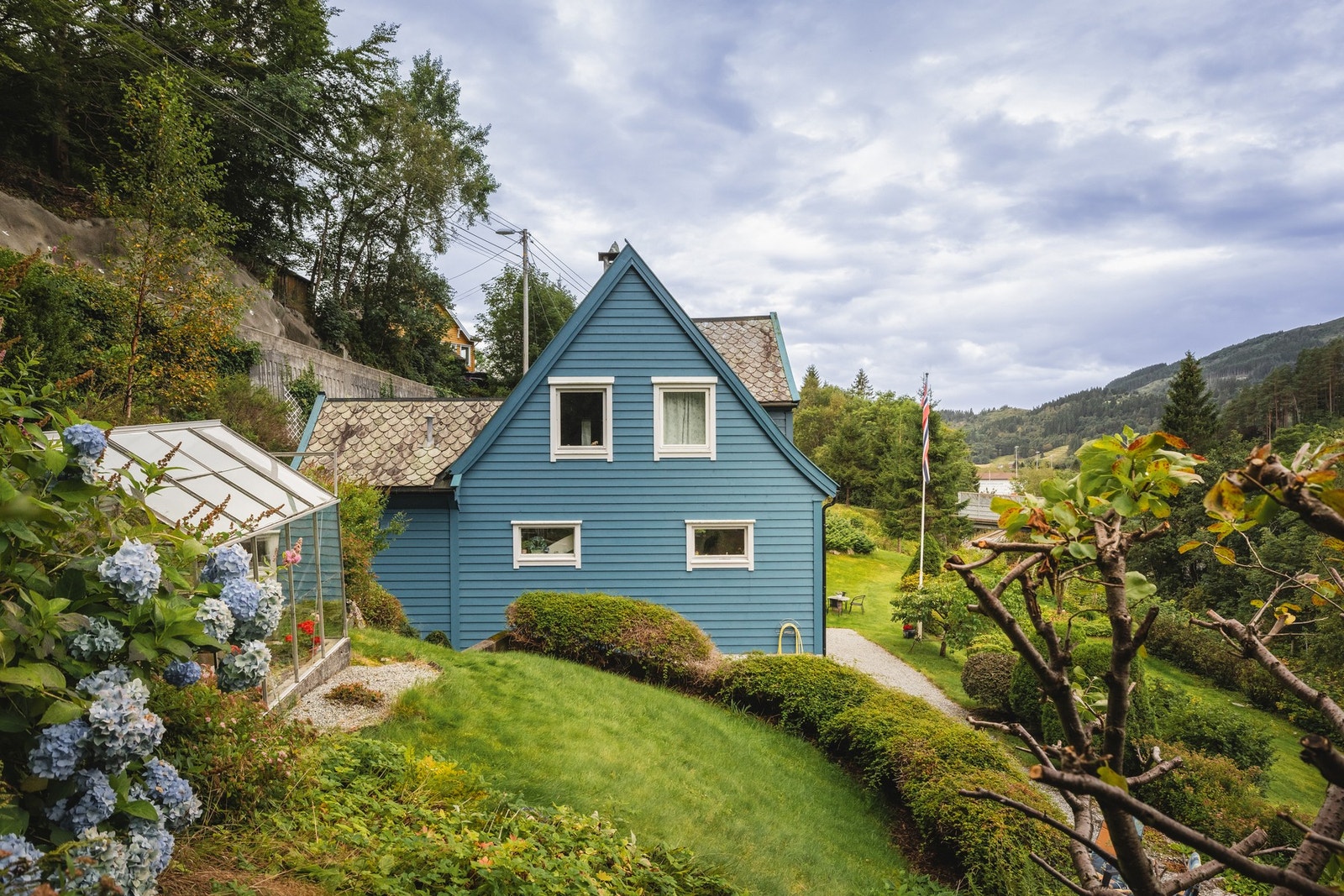 Kledning og soveromsvindu er byttet i 2023 på hovedbygning Galleribilde