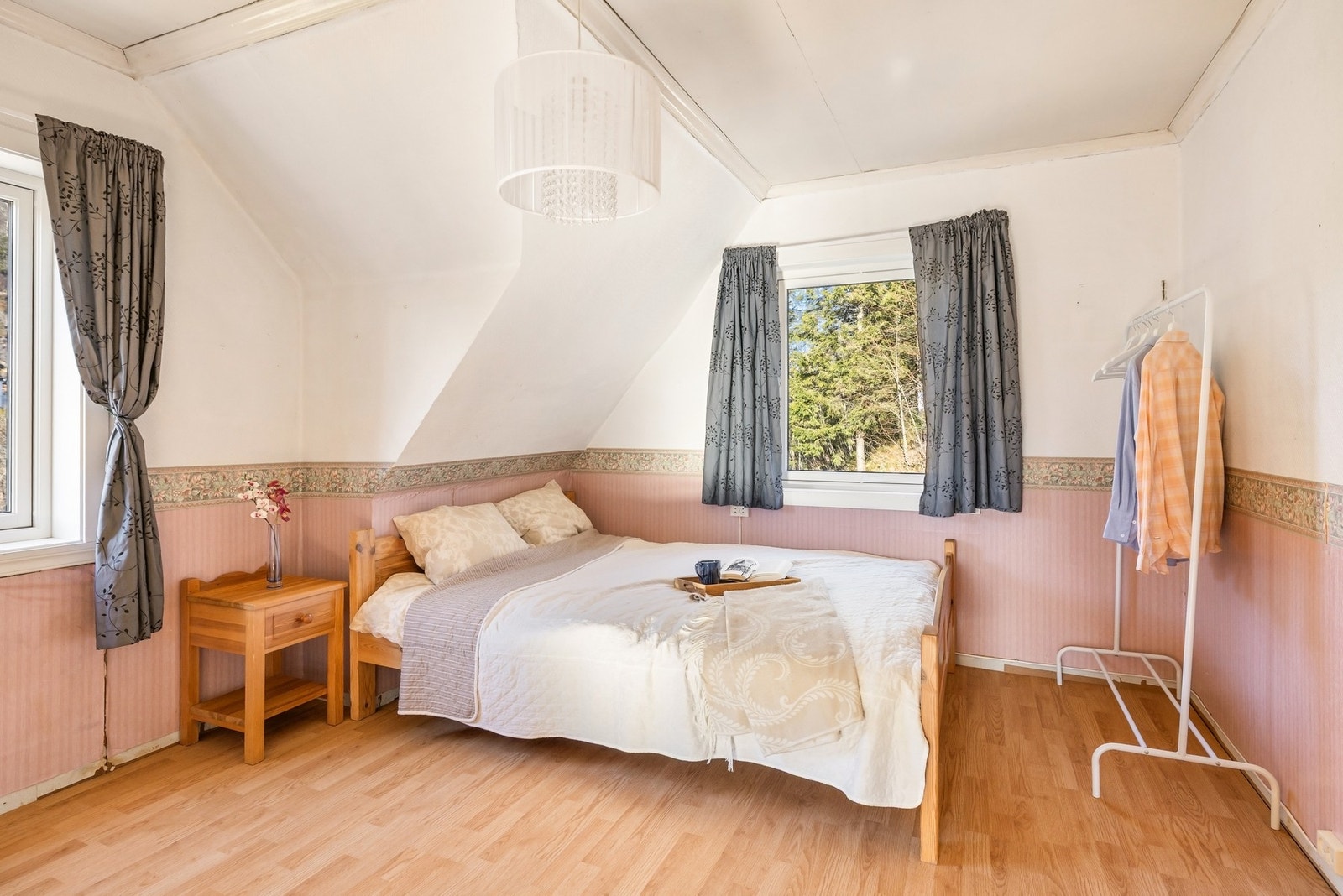 Rommene er av hhv. god størrelse og måler 12,4 kvm og 10,04 kvm Galleribilde