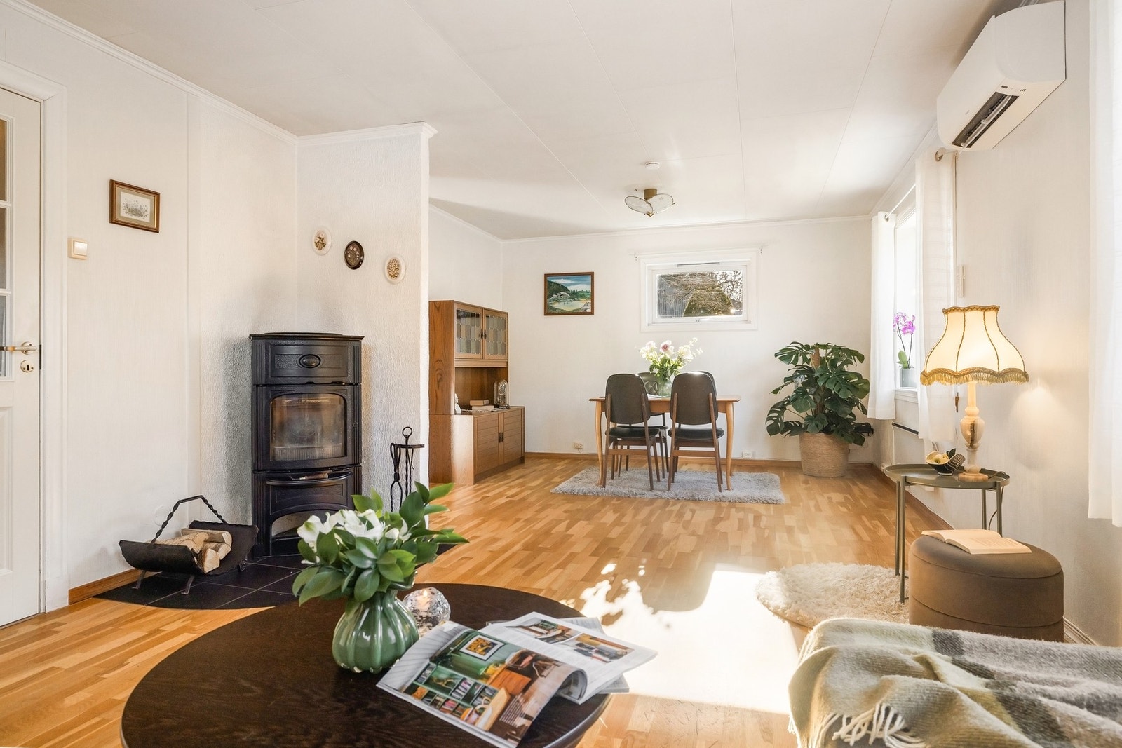 Rikelig med naturlig lys og lyse overflater skaper en god atmosfære i boligen Galleribilde