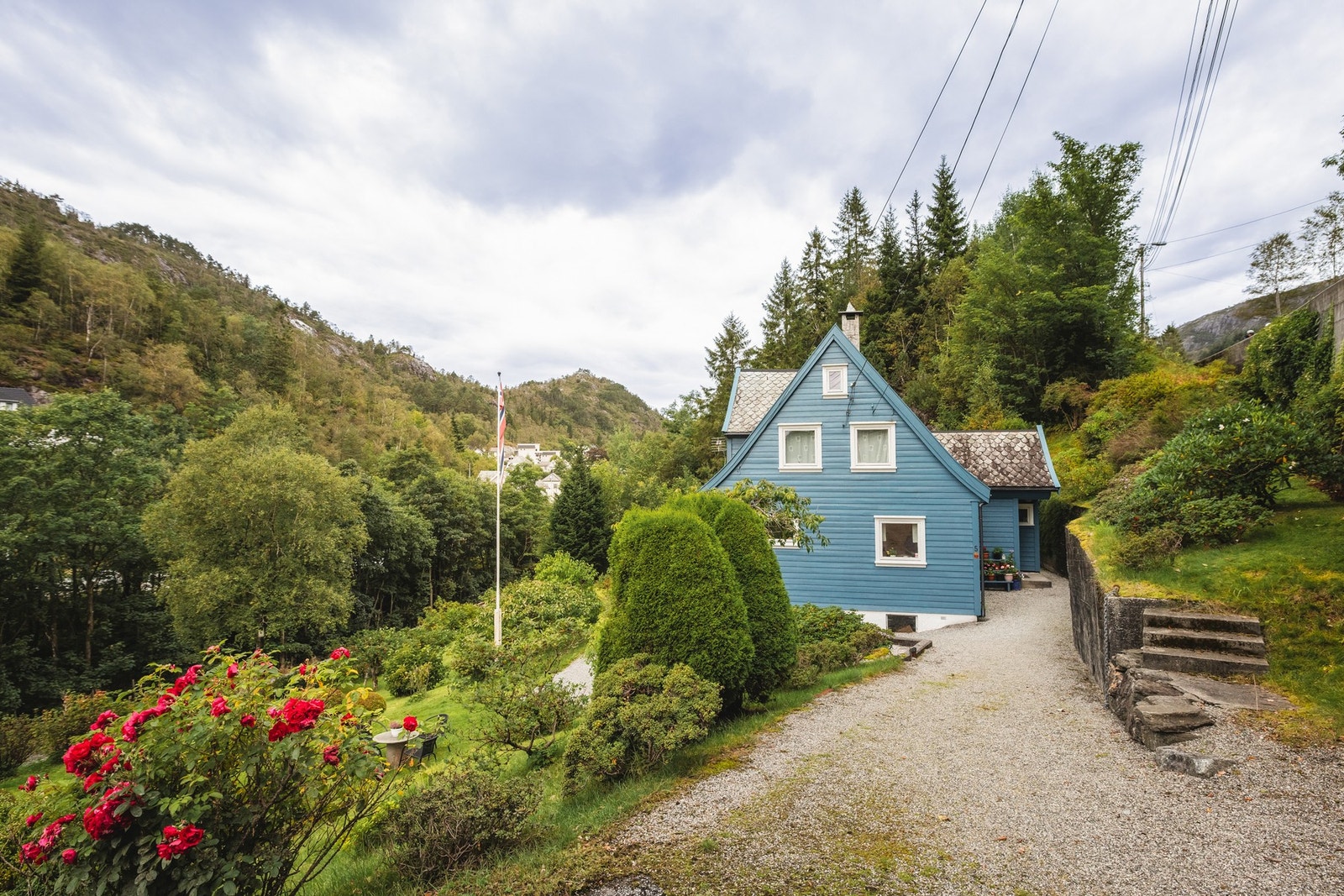 Noe modernisering bør påregnes, men det er stort potensiale og en meget flott tomt Galleribilde