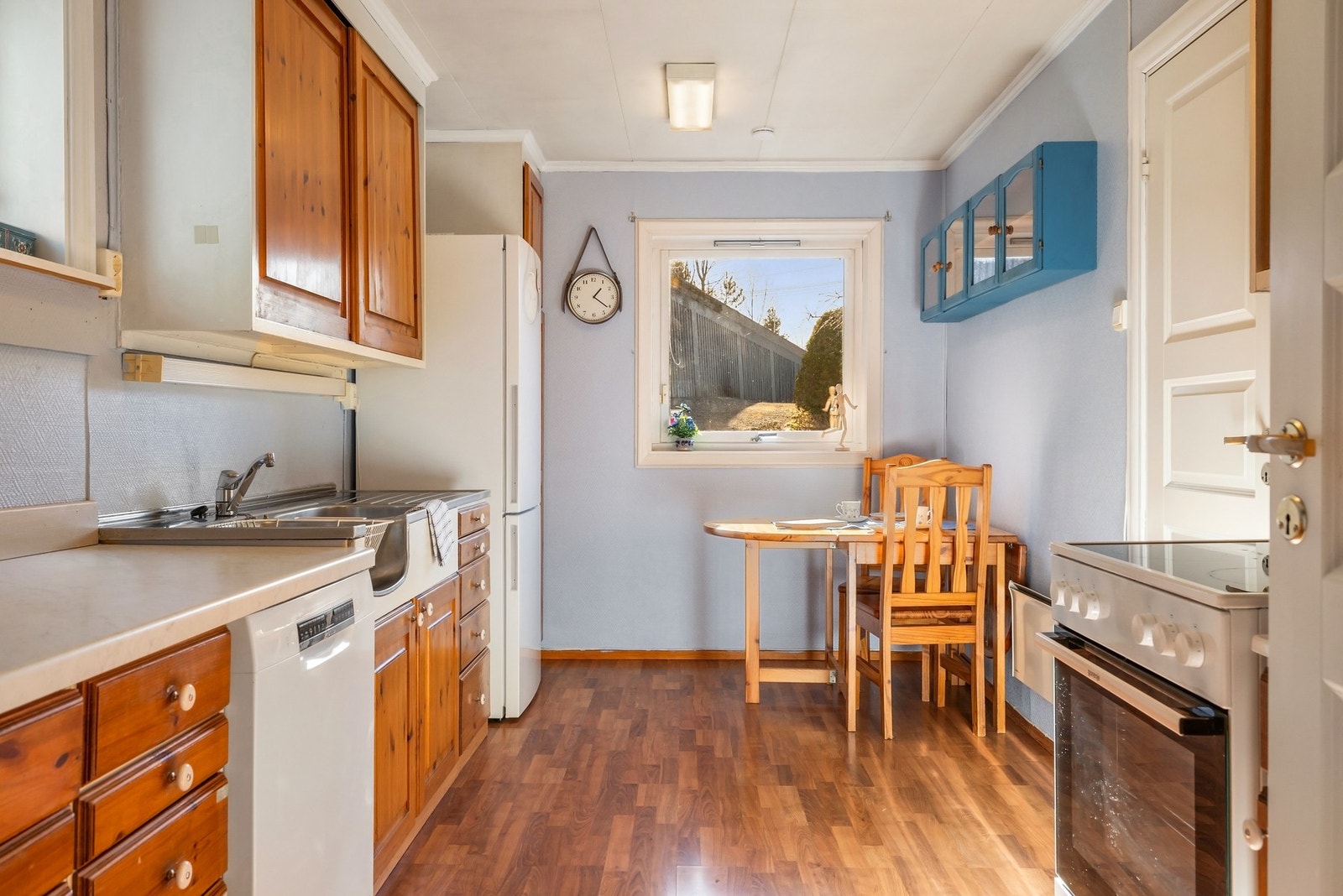 Godt med oppbevarings- og arbeidsplass Galleribilde