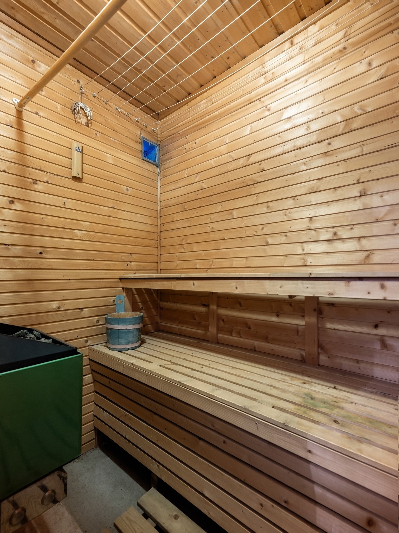 Innredet badstu med panel, sittebenker og badstuovn. Galleribilde