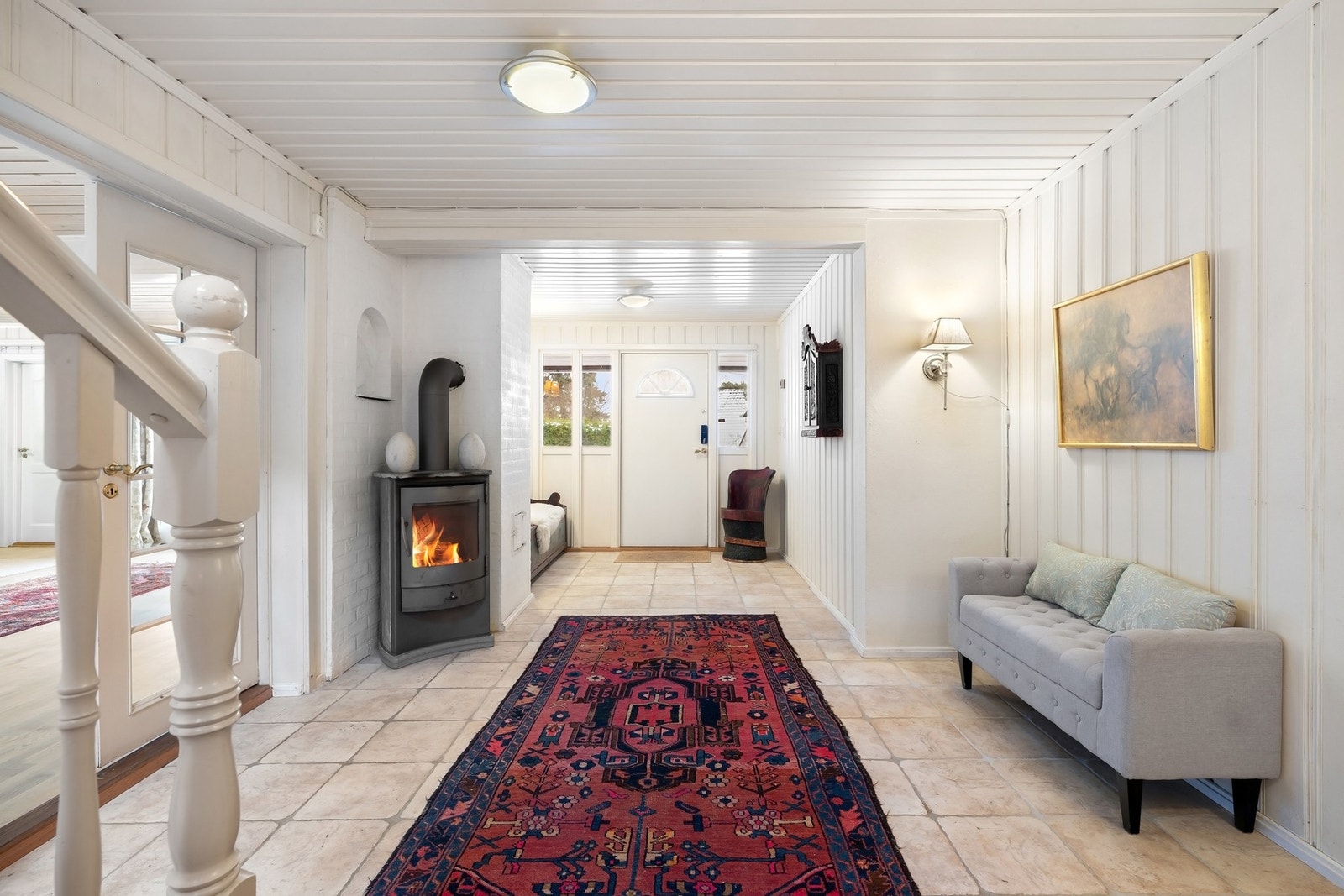 Det er montert peisovn i hàll, peisinnsatser med murte omramminger i spisestue og kjøkken i 1 etg. Galleribilde