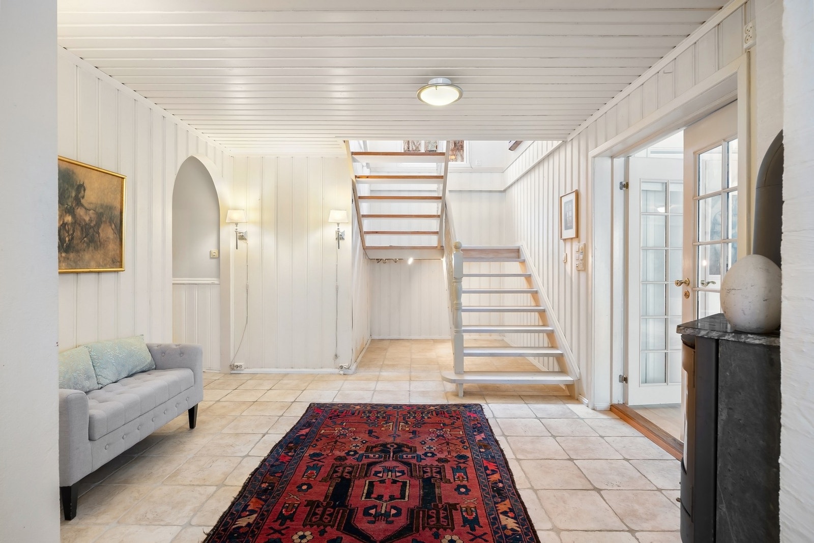 Underetasjen inneholder: entre/hall, stue, 2 soverom, gang, bad/wc, vaskerom og badstu. Separat del med stue/kjøkken, bad/wc, og soverom. Galleribilde