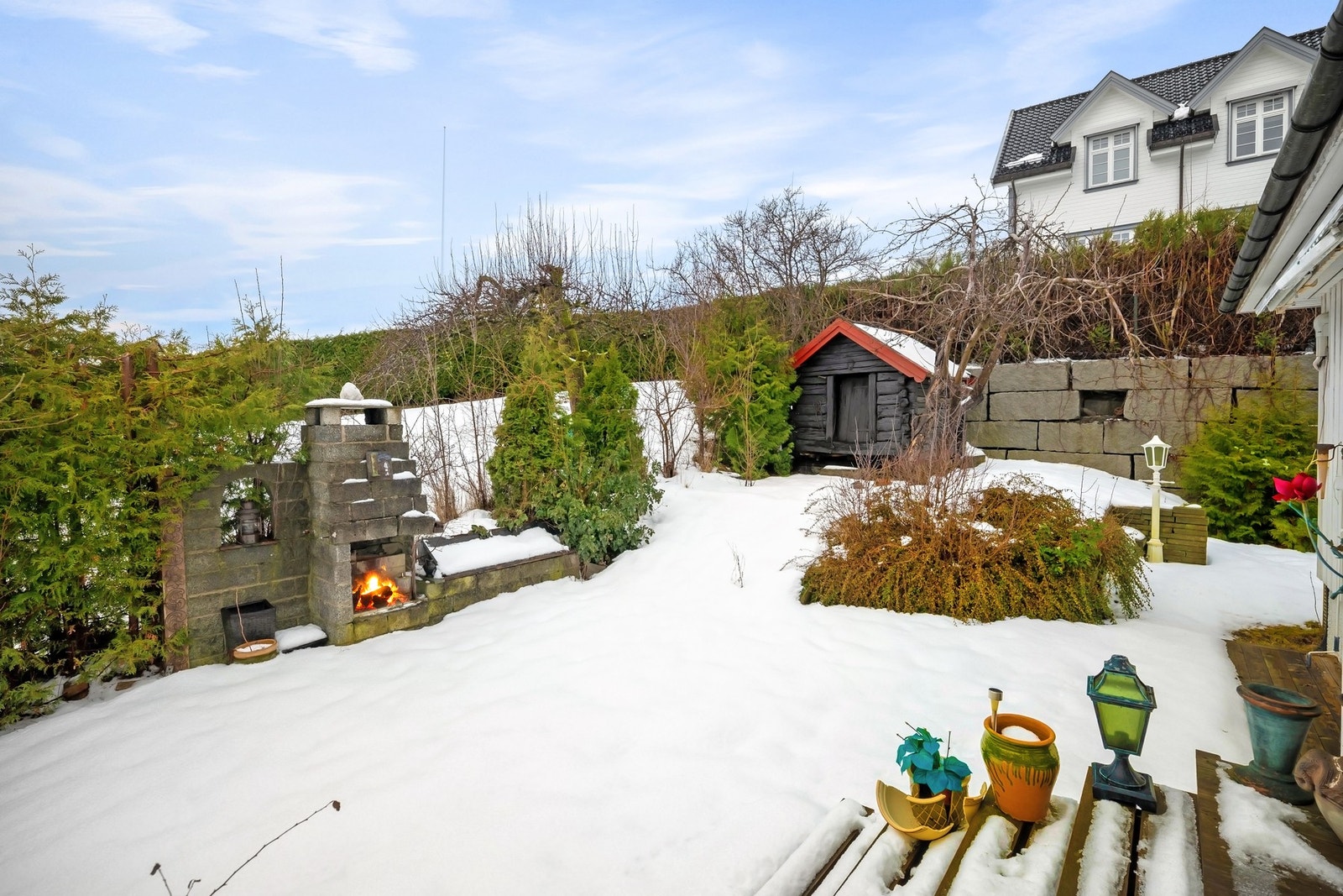 I hagen står det et eldre laftebygg på 4 m2 med papptekket tretak. Galleribilde