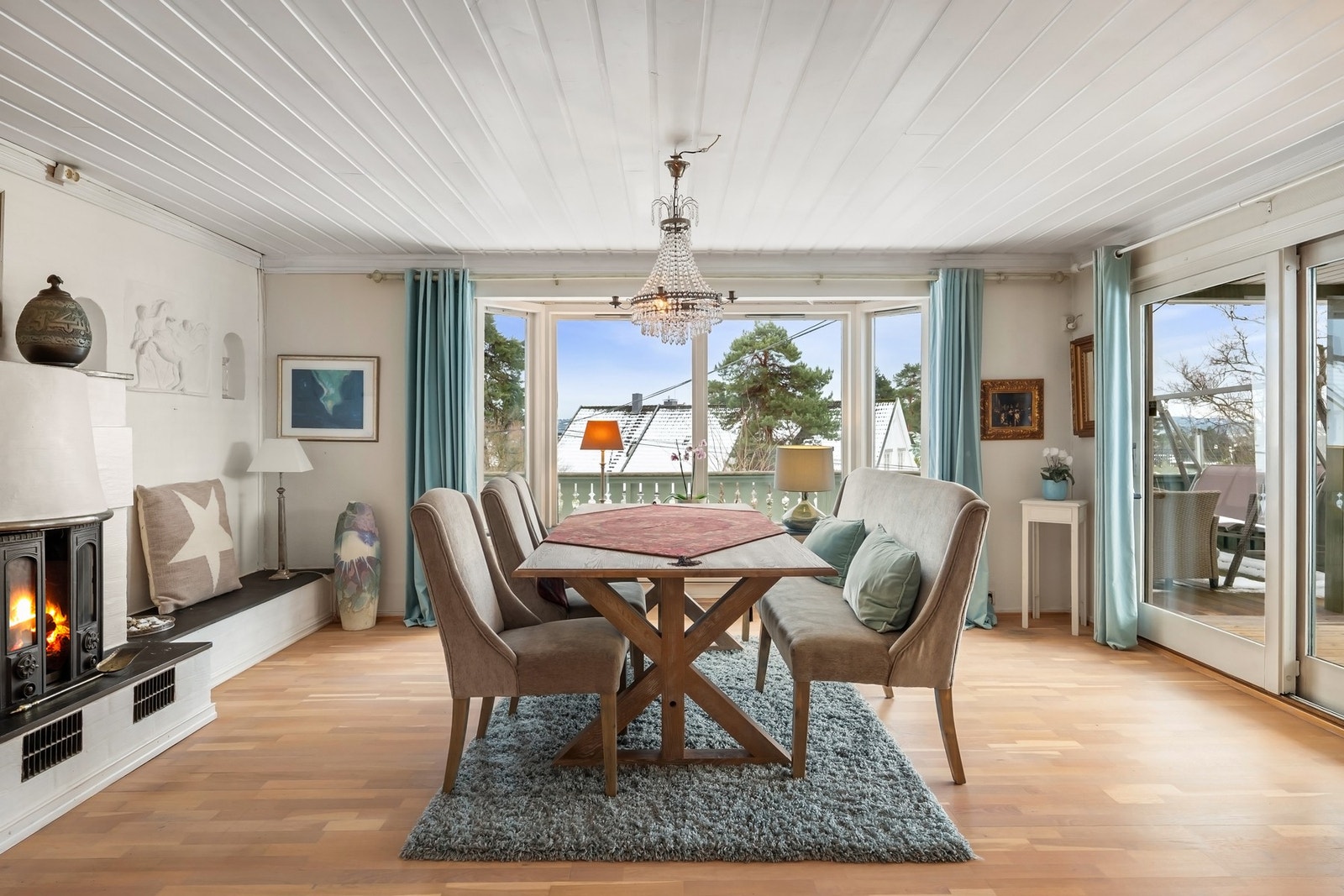 Boligen går over to etasjer og byr på romslige oppholdsrom, 4 soverom, 3 bad og en fleksibel planløsning med gode bruksmuligheter. Galleribilde