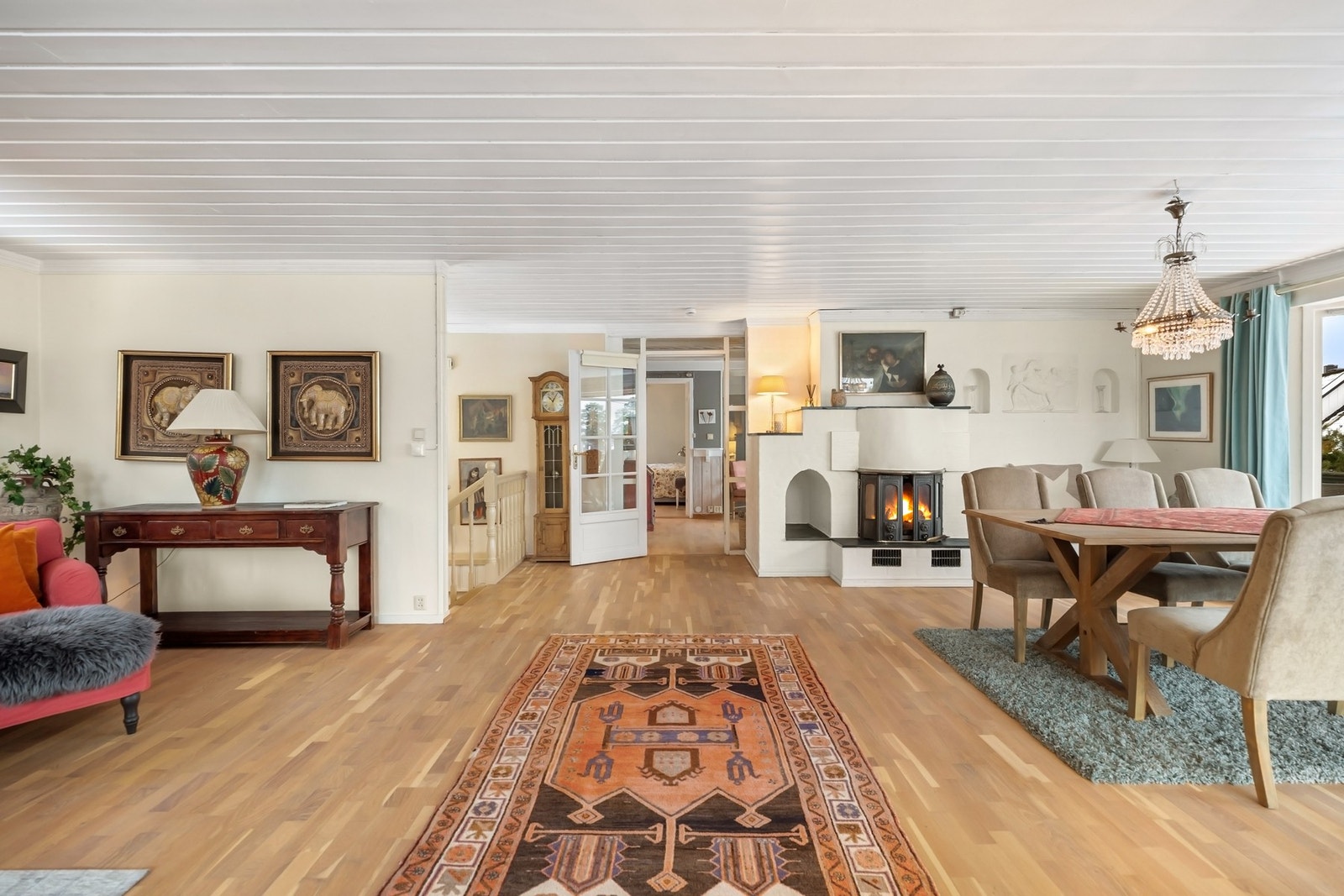 Boligen varmes opp med elektrisk oppvarming med varmekabler og panelovner. Galleribilde