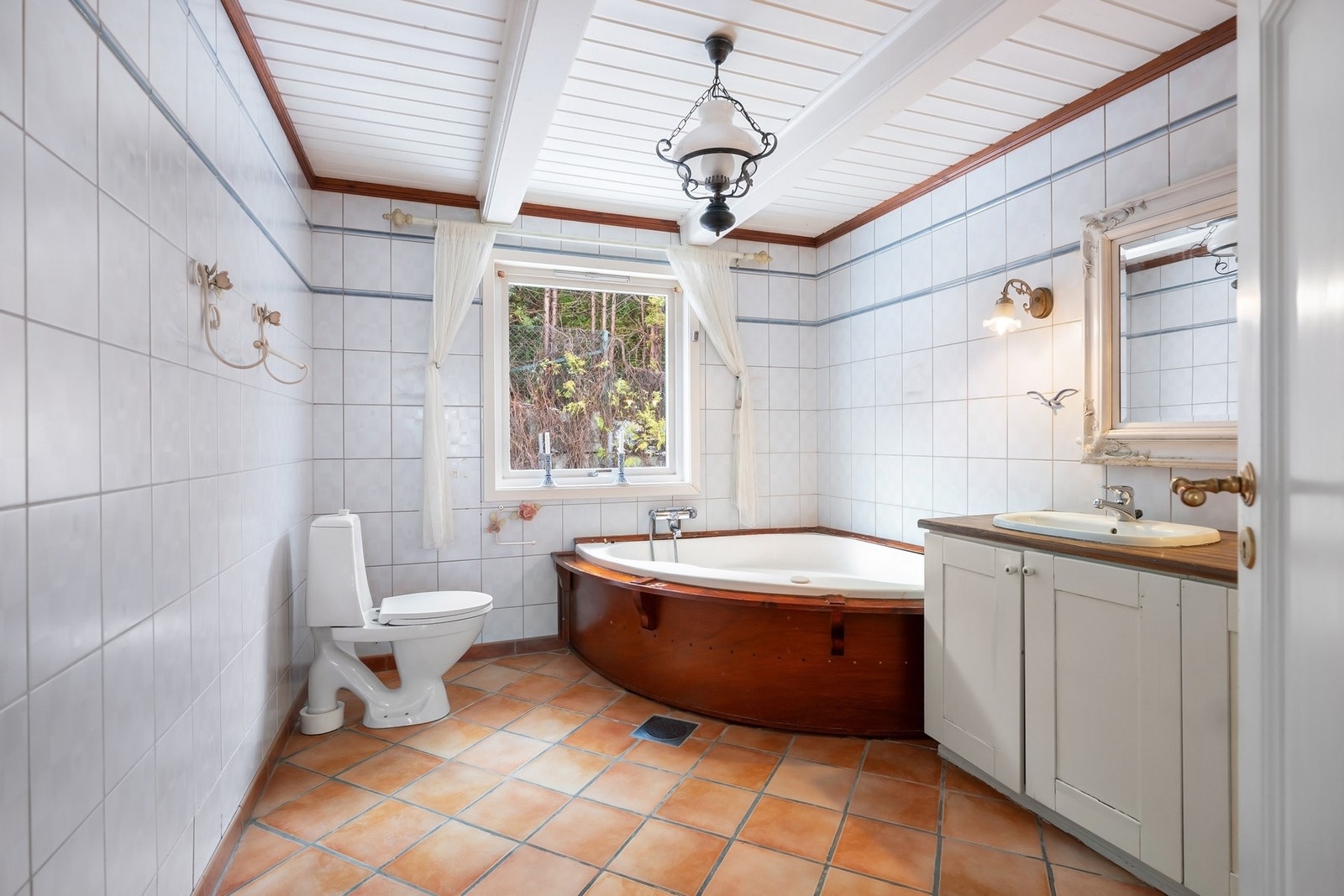 Baderom med flislagte vegger og gulv med varmekabler. Malt panel i himling med "falske" bjelker. Innredning med servantskap med malte fronter, heltre benkeplate med 2 nedfelte vasker stort speil og belysning. Galleribilde