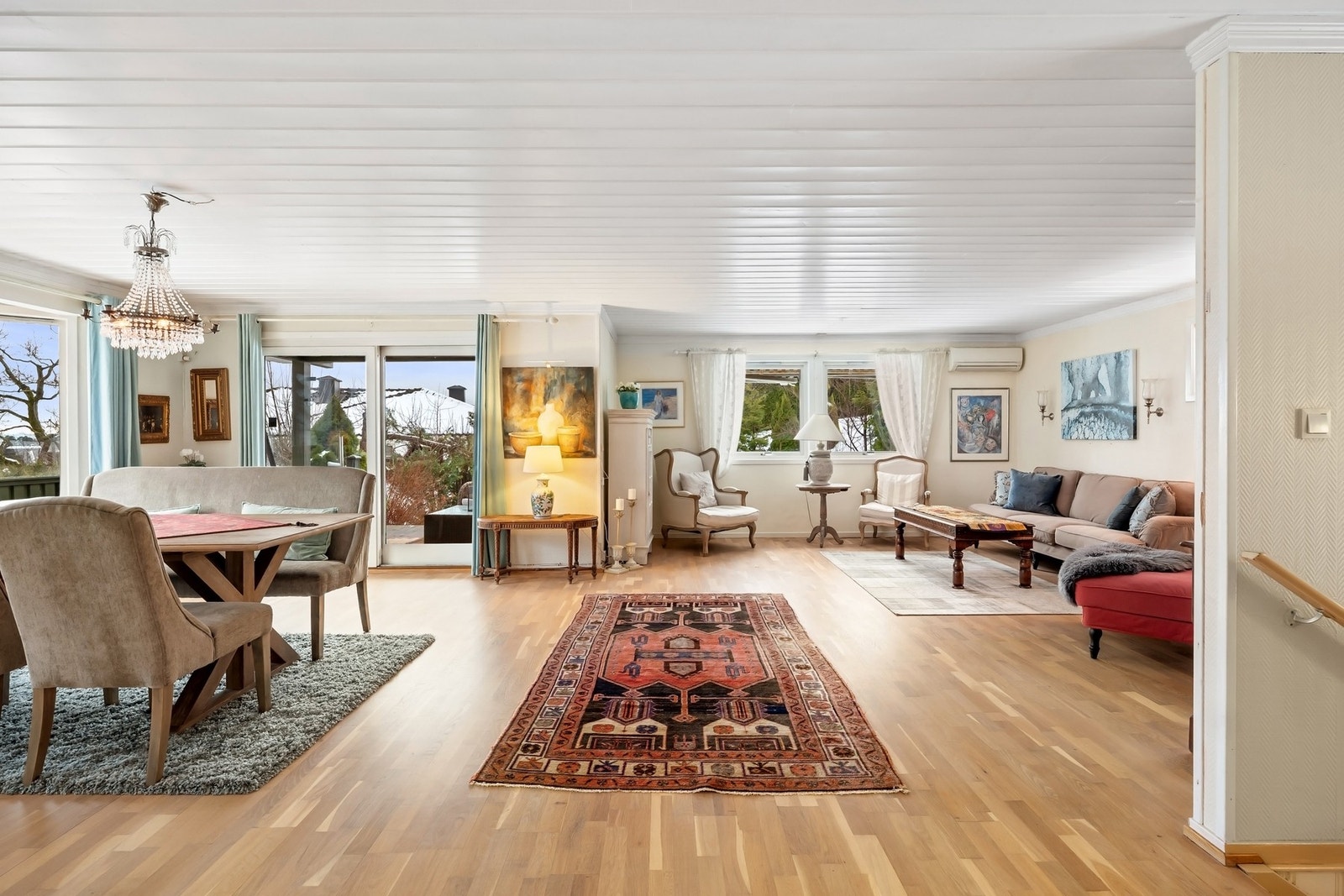 1.etasje innholder: trappegang, soverom, bad/wc, kjøkken m/spiseplass og stue. Galleribilde