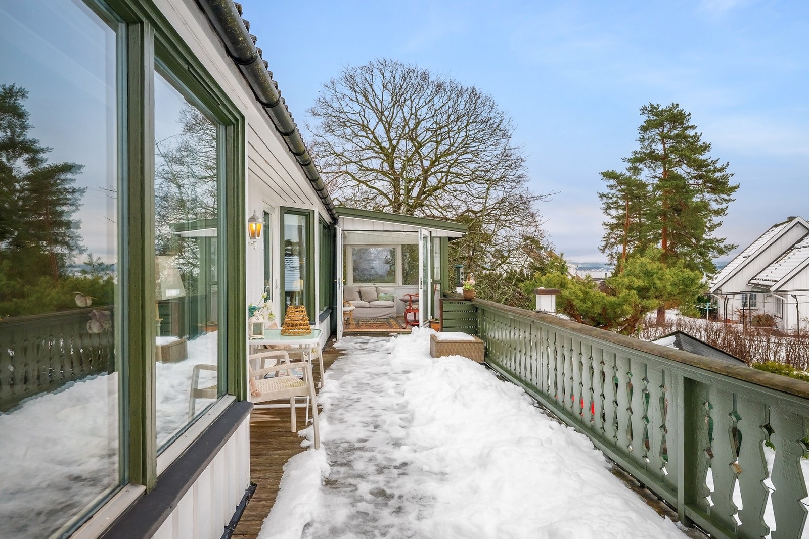 Det er bygget en
hagestue i hjørnet med glasstak, tofløyet glassdør og vinduer. Galleribilde