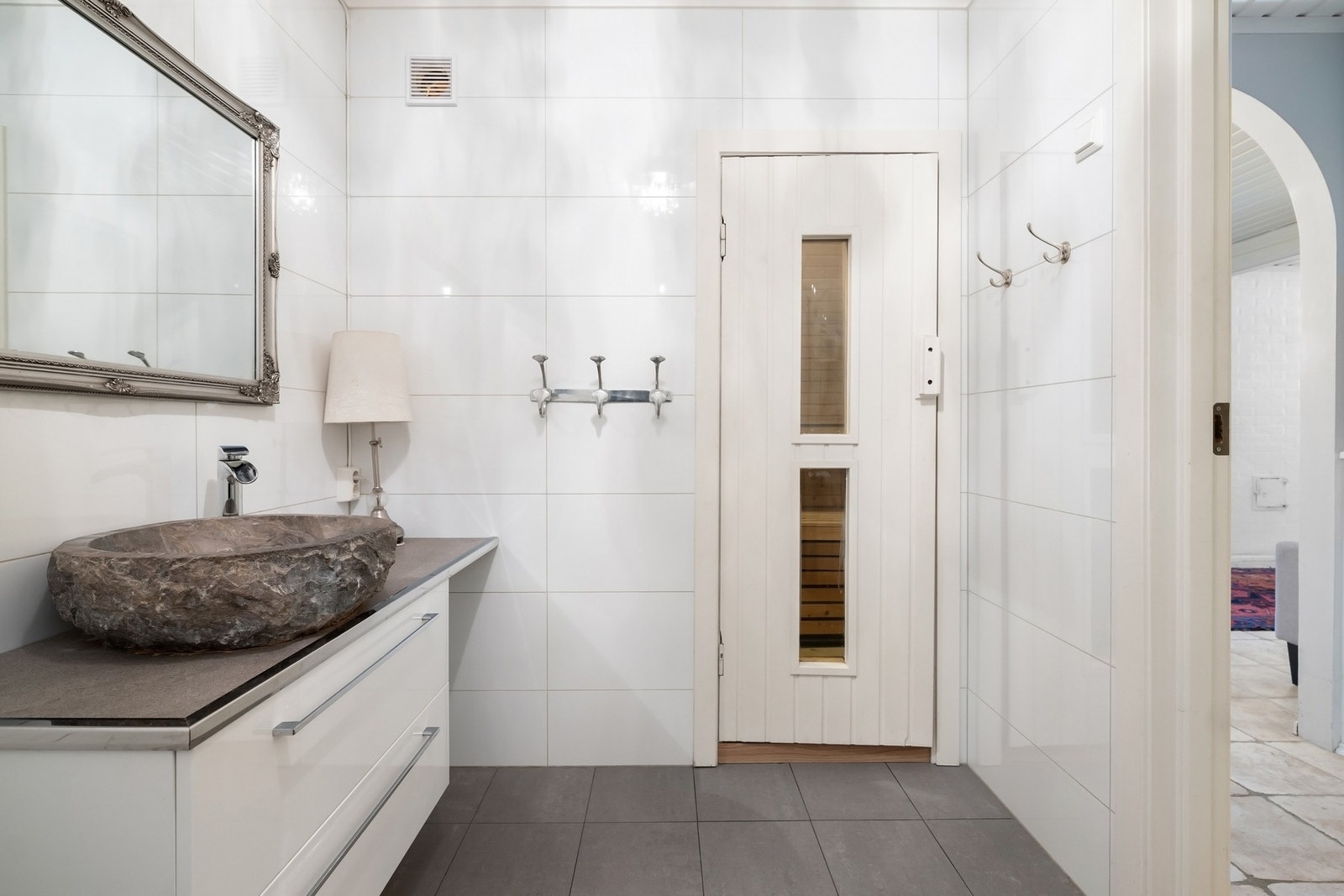 Inngang til badstuen. Galleribilde