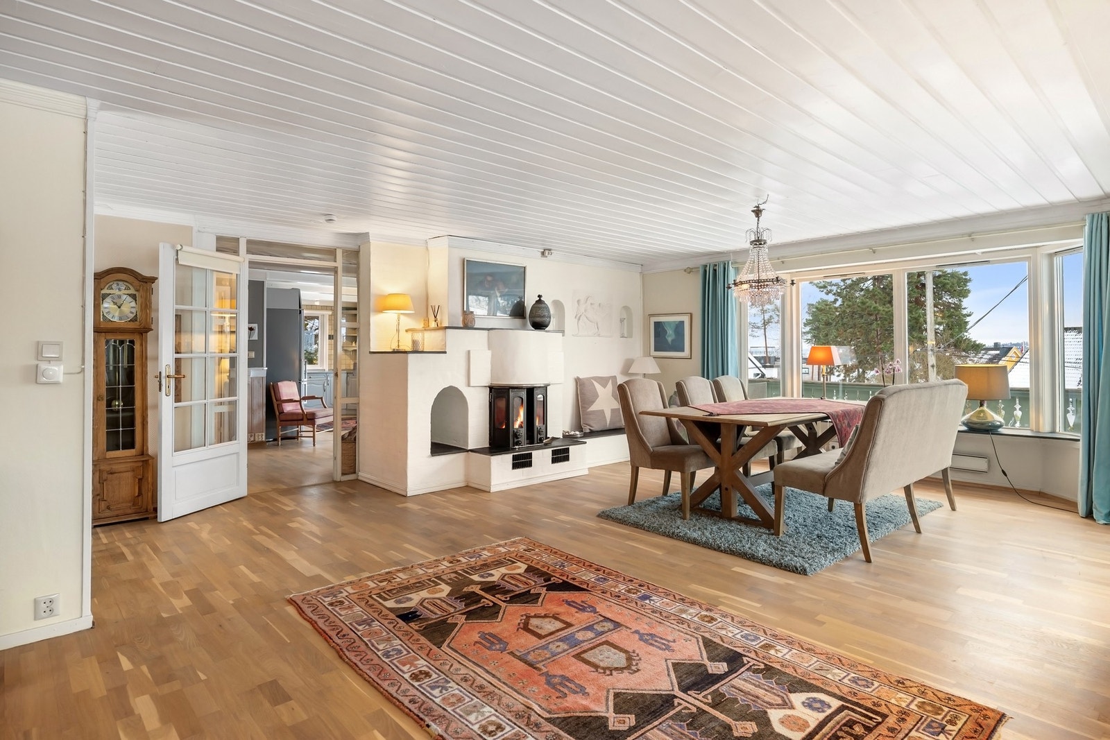 Fra stue og kjøkken er det utgang til en stor terrasse på ca. 63 kvm hvor man kan nyte gode solforhold og hyggelig utsikt. Galleribilde