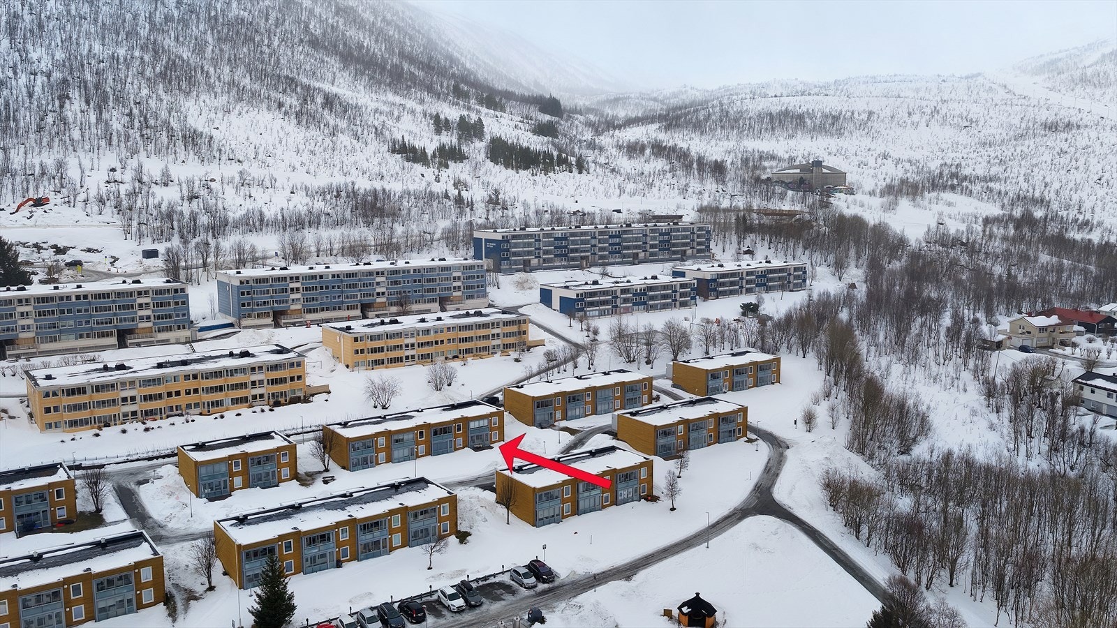 Her bor du i et trivelig bomiljø, med kort vei til bla. natur- og rekreasjonsområder, matbutikk, og busstopp med gode og hyppige bussforbindelser til viktige destinasjoner som sentrum, UNN/UiT og Jekta/K1. Galleribilde