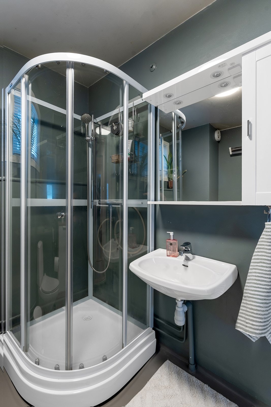 Badet fremstår som funksjonelt og i brukbar stand, dusjkabinett installert, en trygg og god løsning. Galleribilde