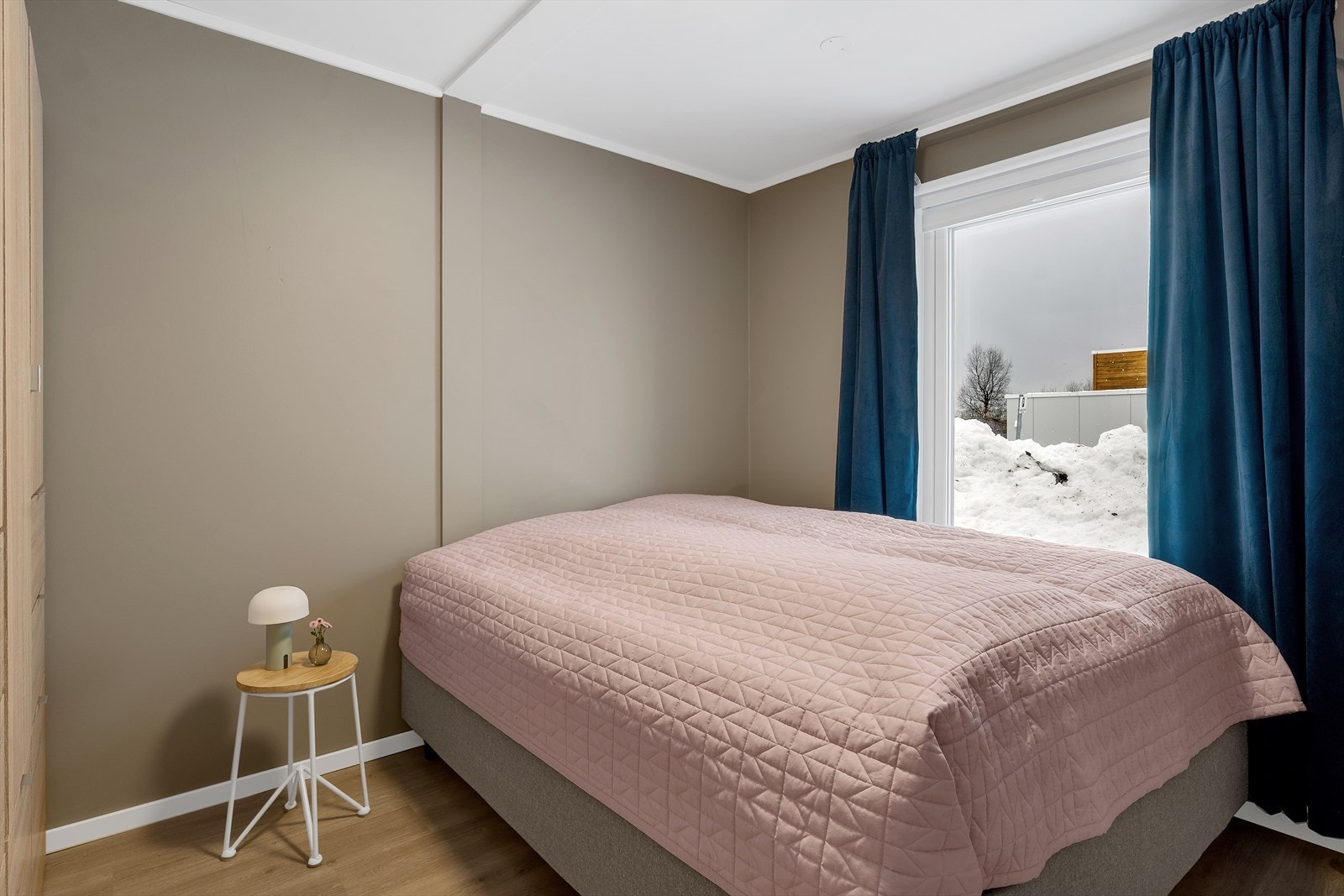 Romslig soverom med plass til stor seng og garderobe. Galleribilde