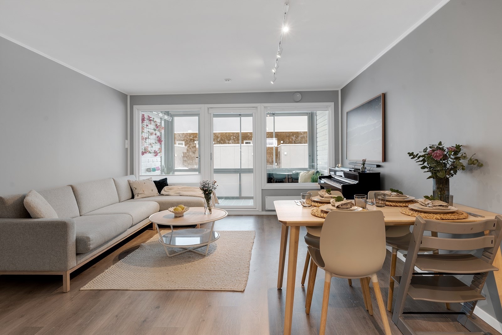 En romslig og flott 2-roms med ekstra sovealkove, parkering og meget gode solforhold! Galleribilde