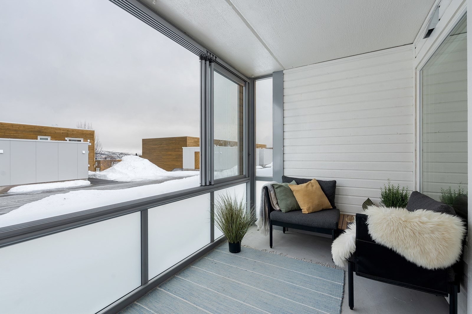 Flott og romslig innglasset balkong vendt mot vest, med svært gode solforhold. Her har du sol fra morgen til kveld om sommeren! Galleribilde